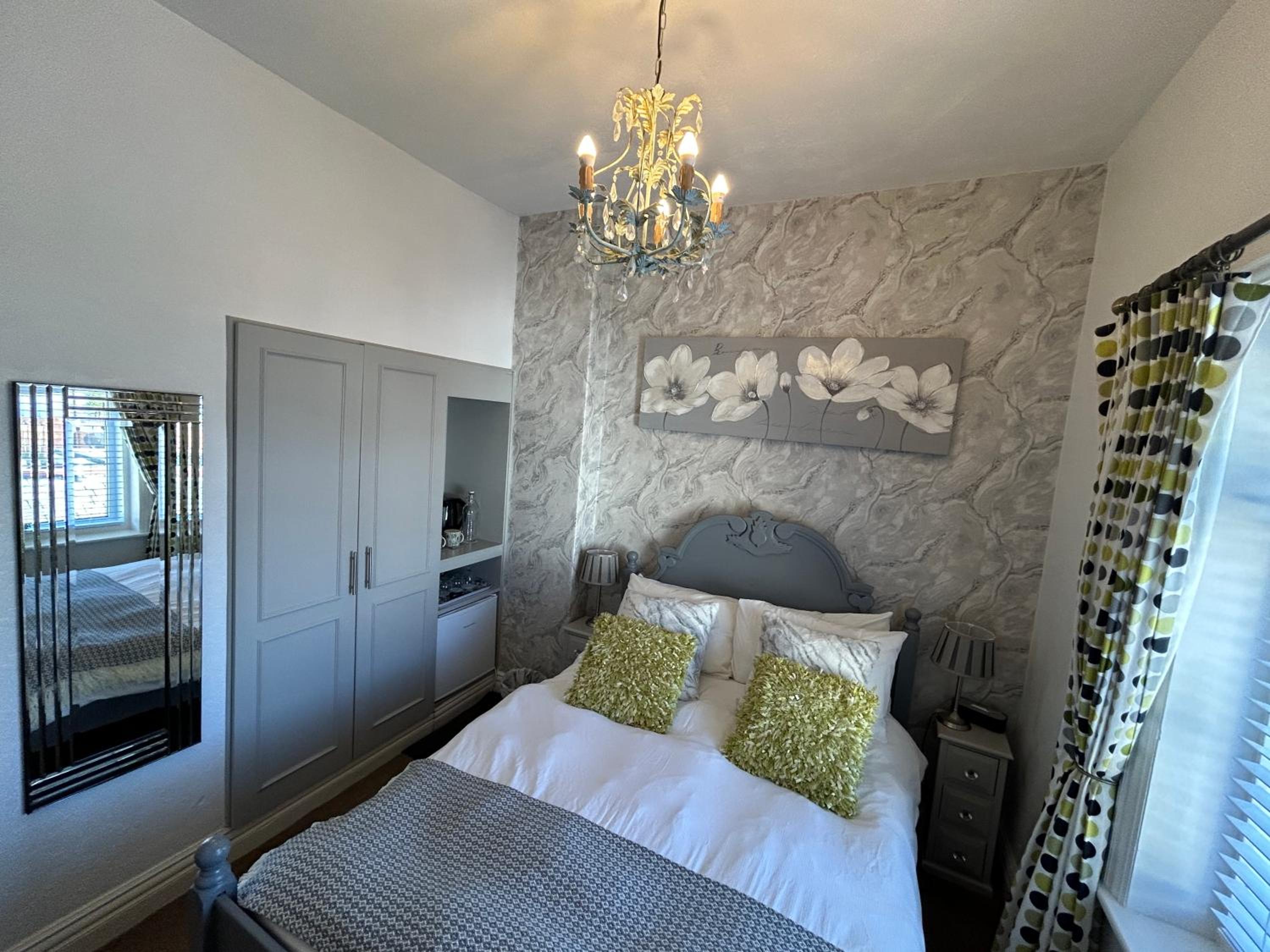 Small Double Room - Photo 1