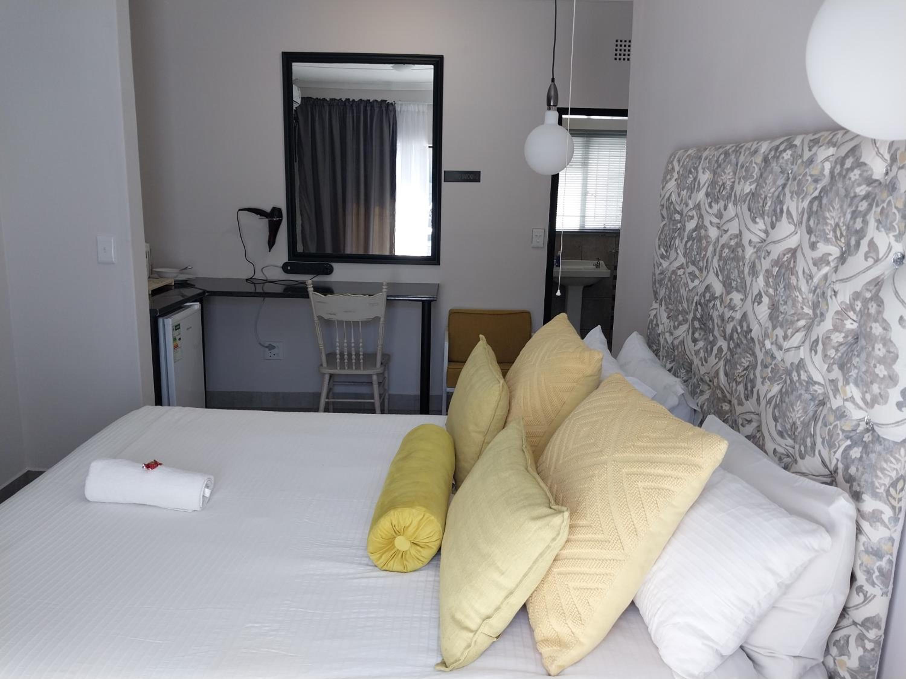 Standard Twin Room - Photo 7