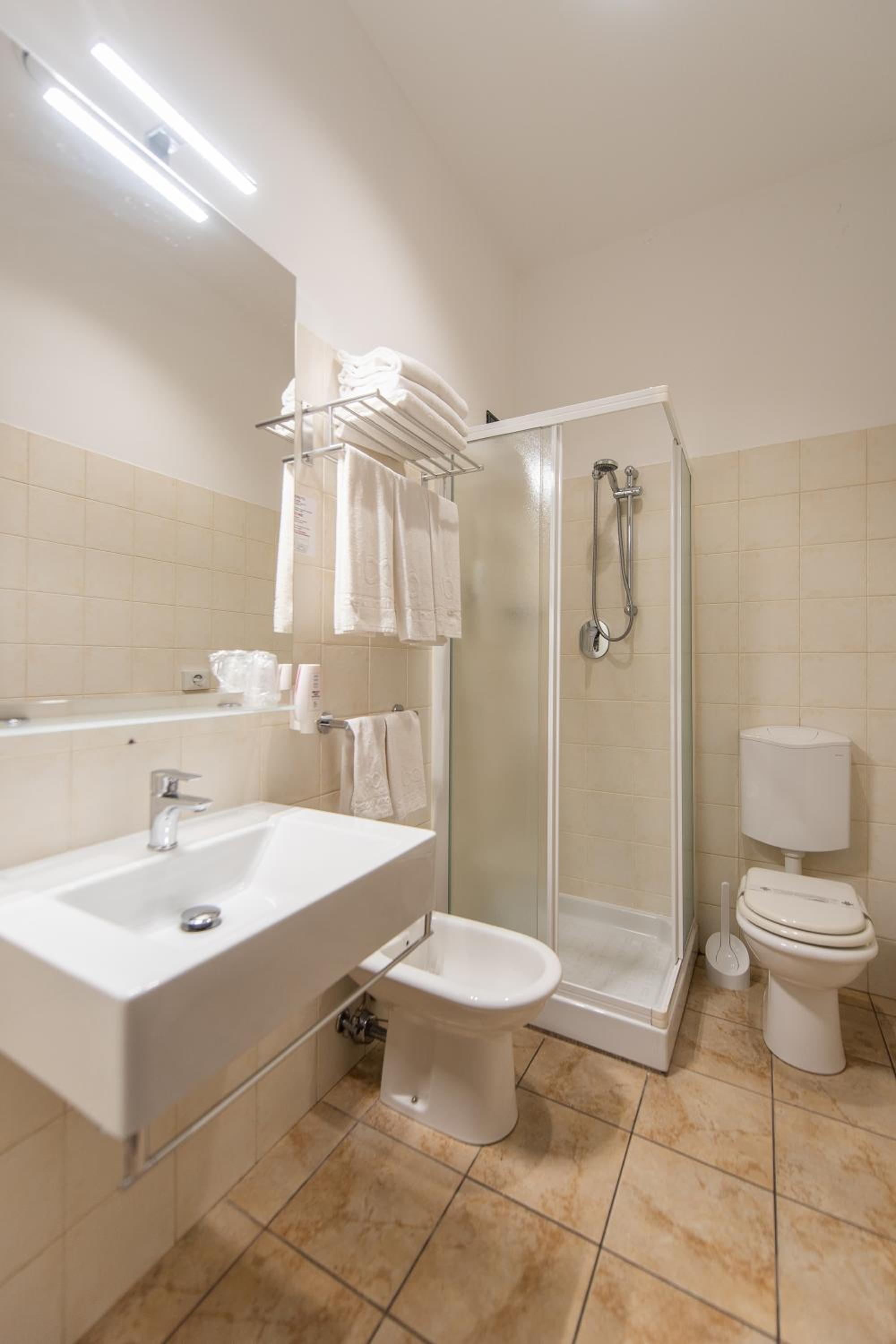 Double Room - Photo 7