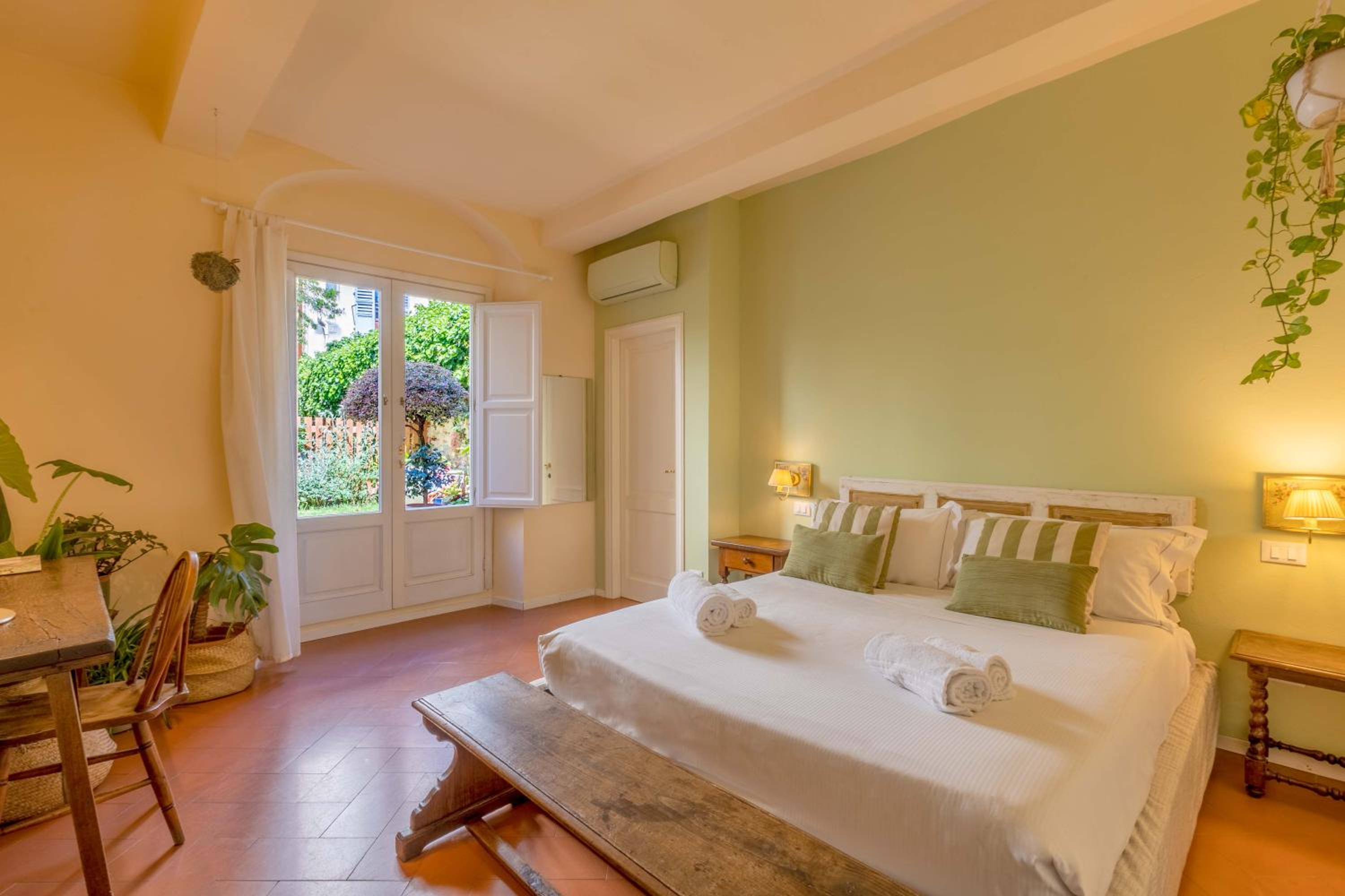 Family Room with Garden View thumbnail 5