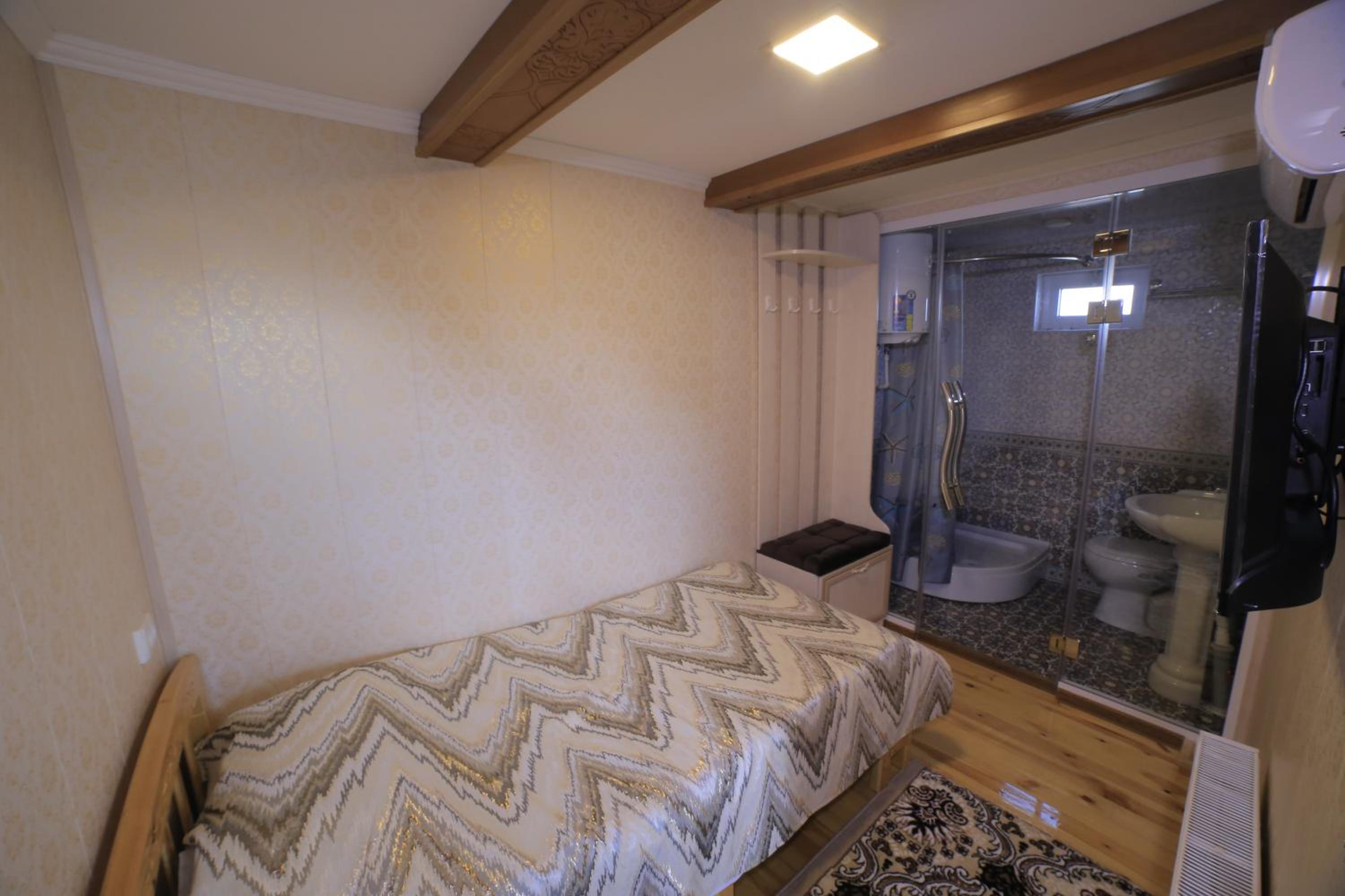 Single Room with Private Bathroom photo 2