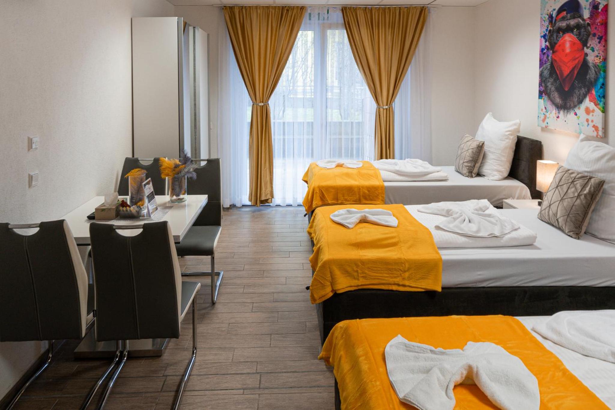 Quadruple Room with Garden View - Photo 11