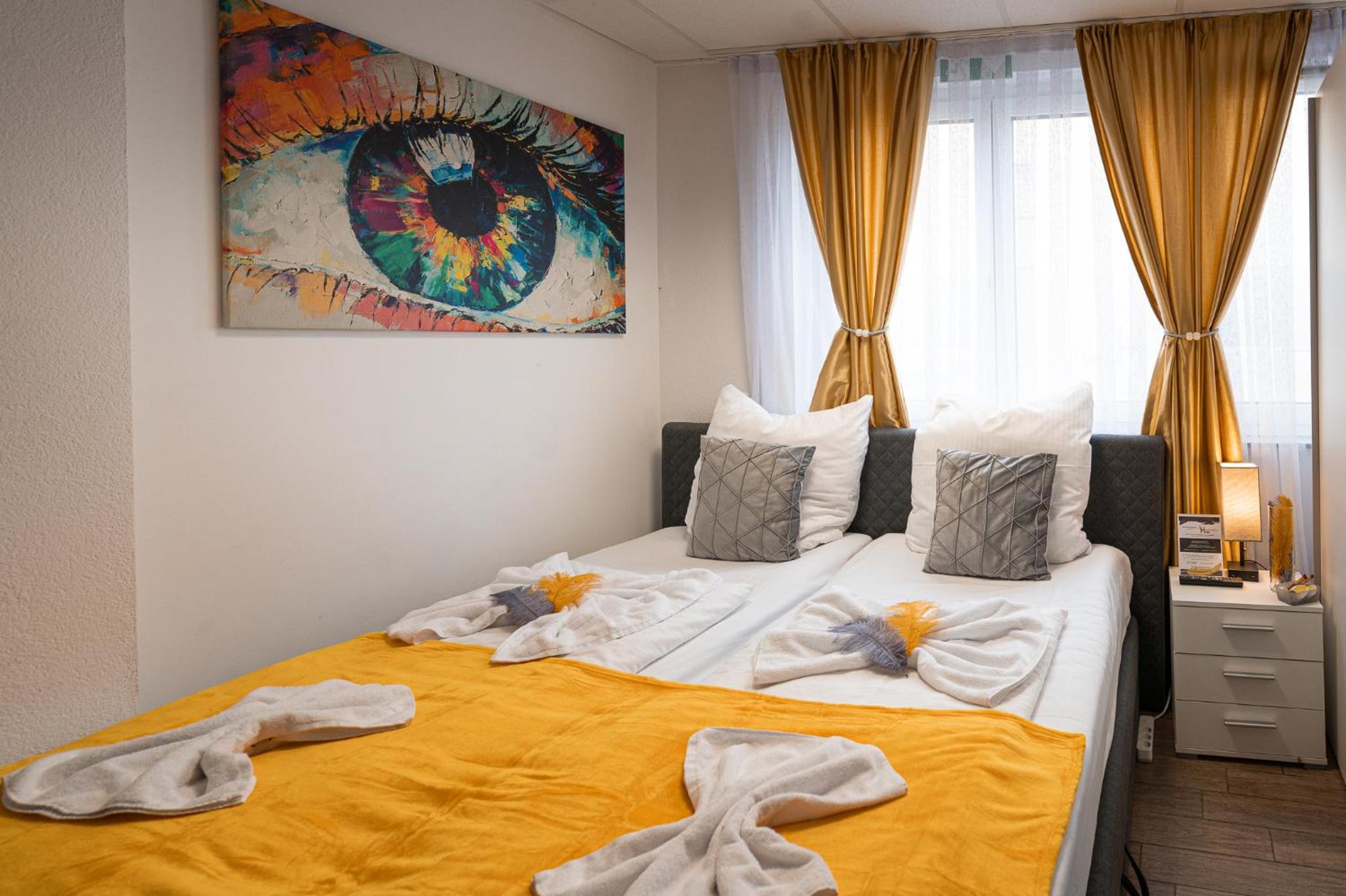 Standard Double or Twin Room - Photo 8