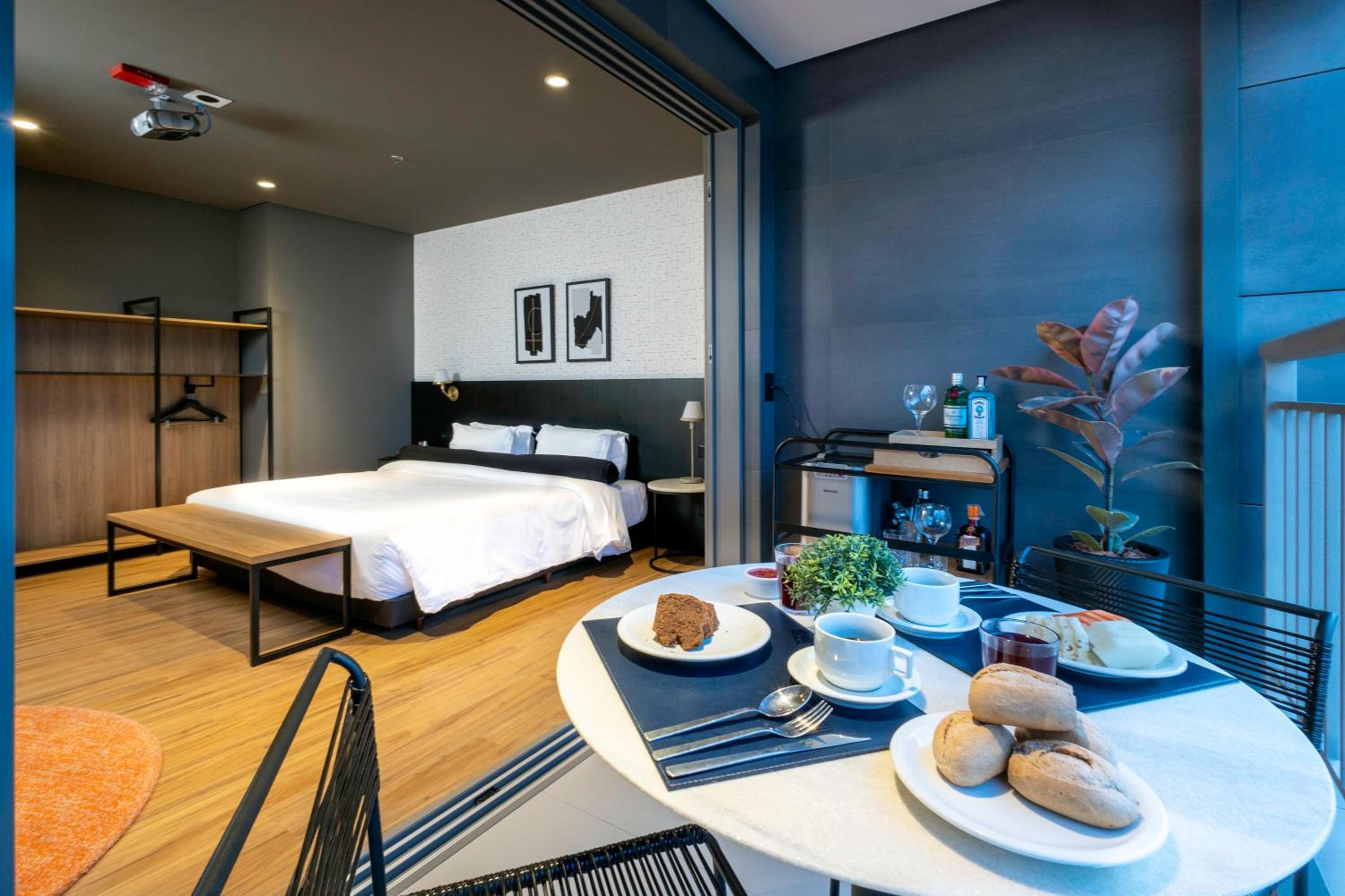 Smart Cine Room - 1 King Size Bed