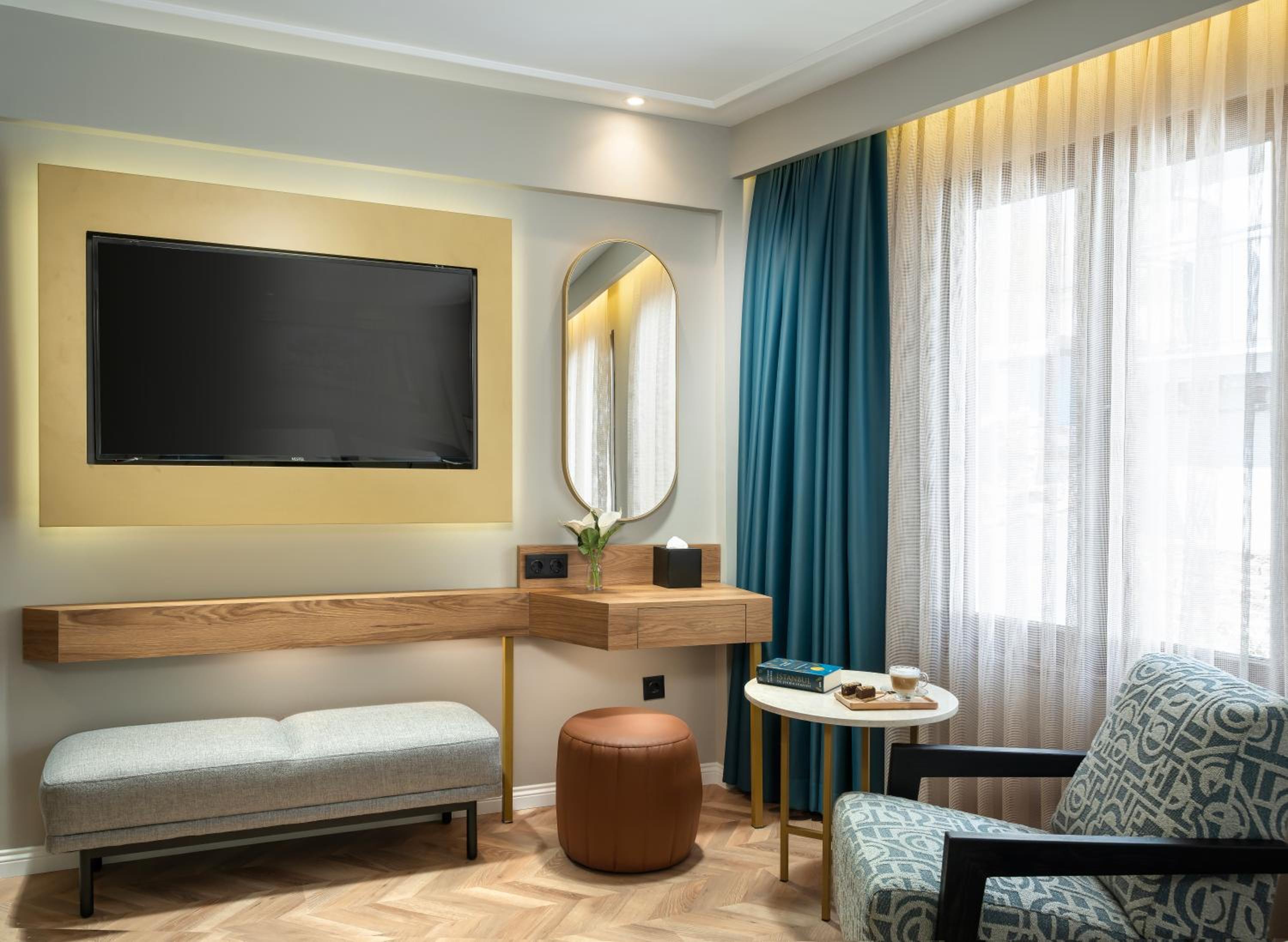 Deluxe King Room with Garden View photo 2