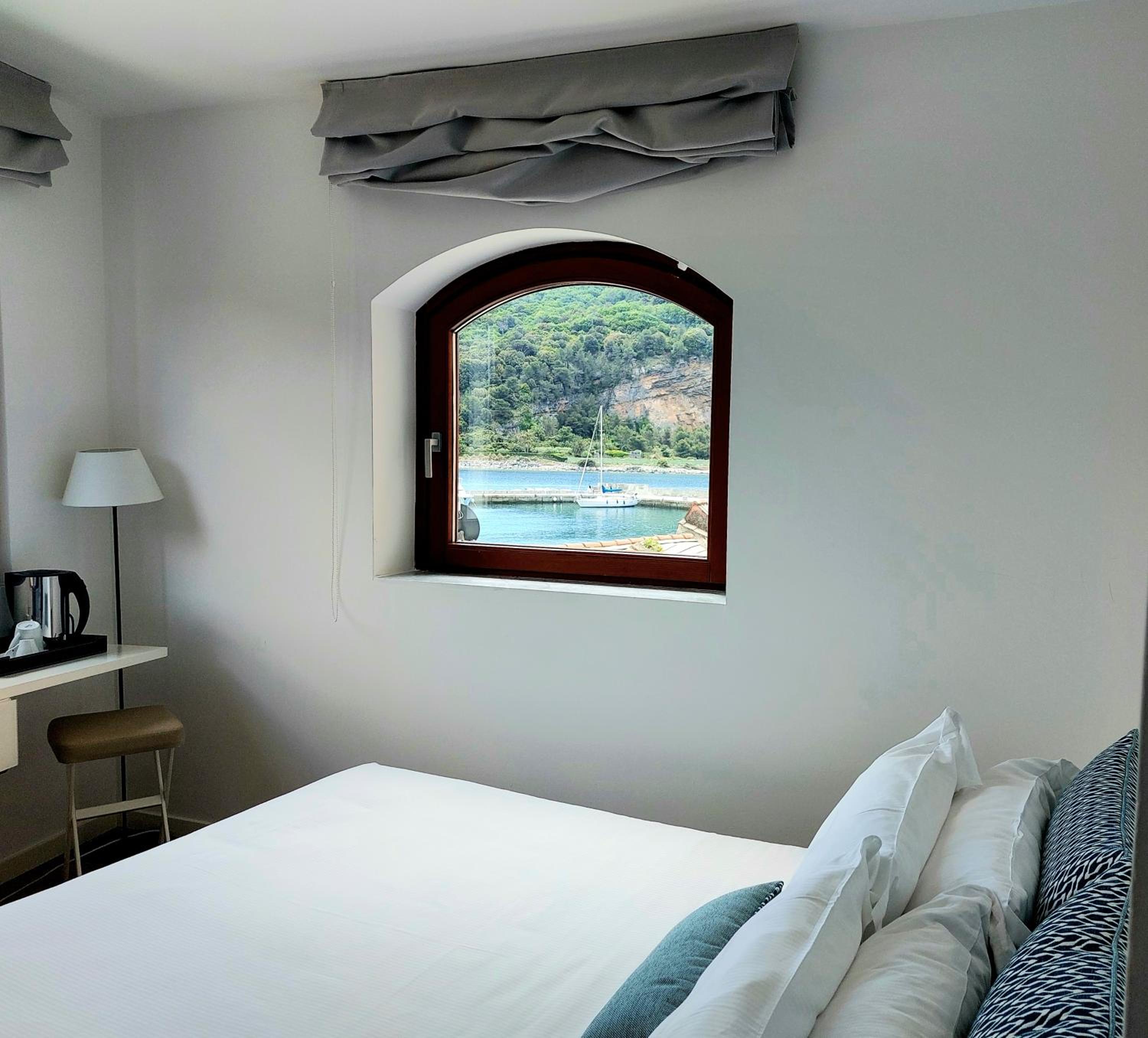 Superior Double Room with Sea View - Photo 2