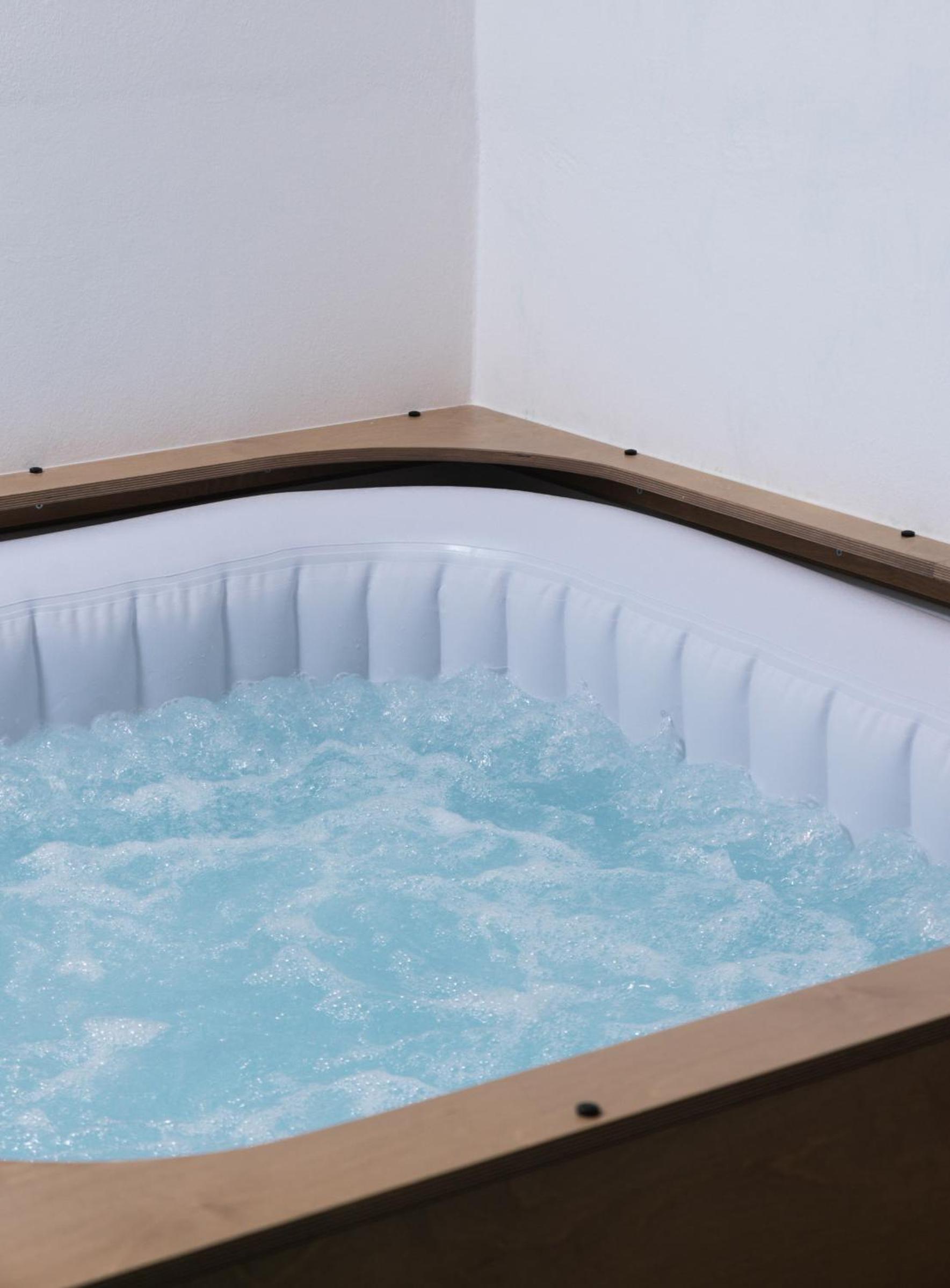 Suite with Hot Tub - Photo 4