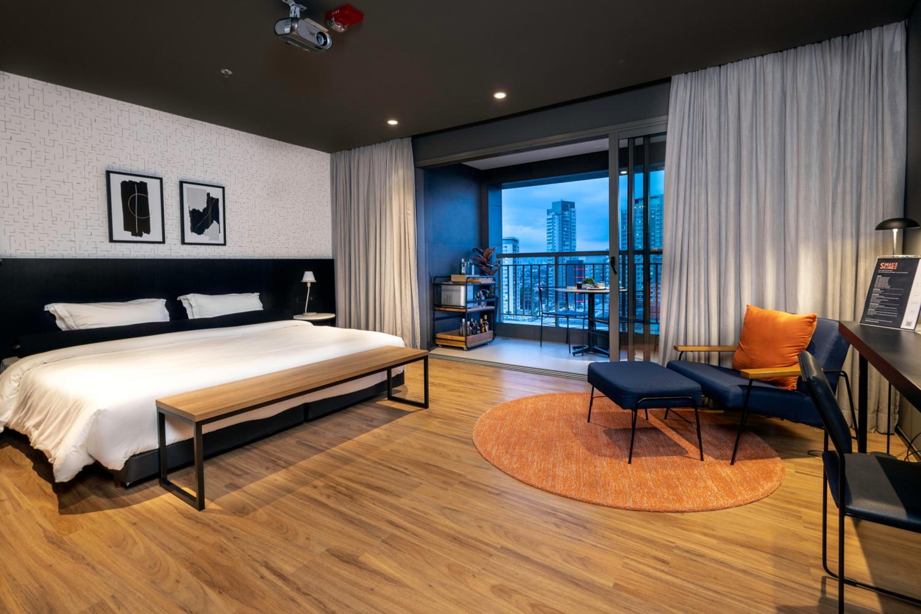 Smart Cine Room - 1 King Size Bed