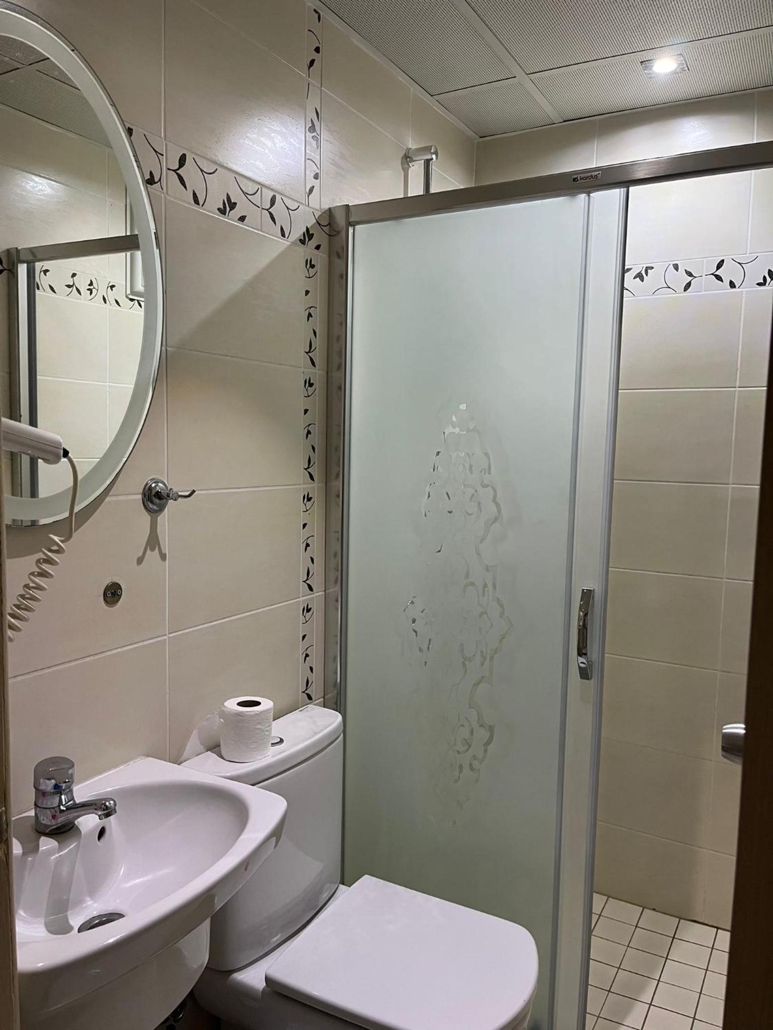 Standard Double Room - Photo 9