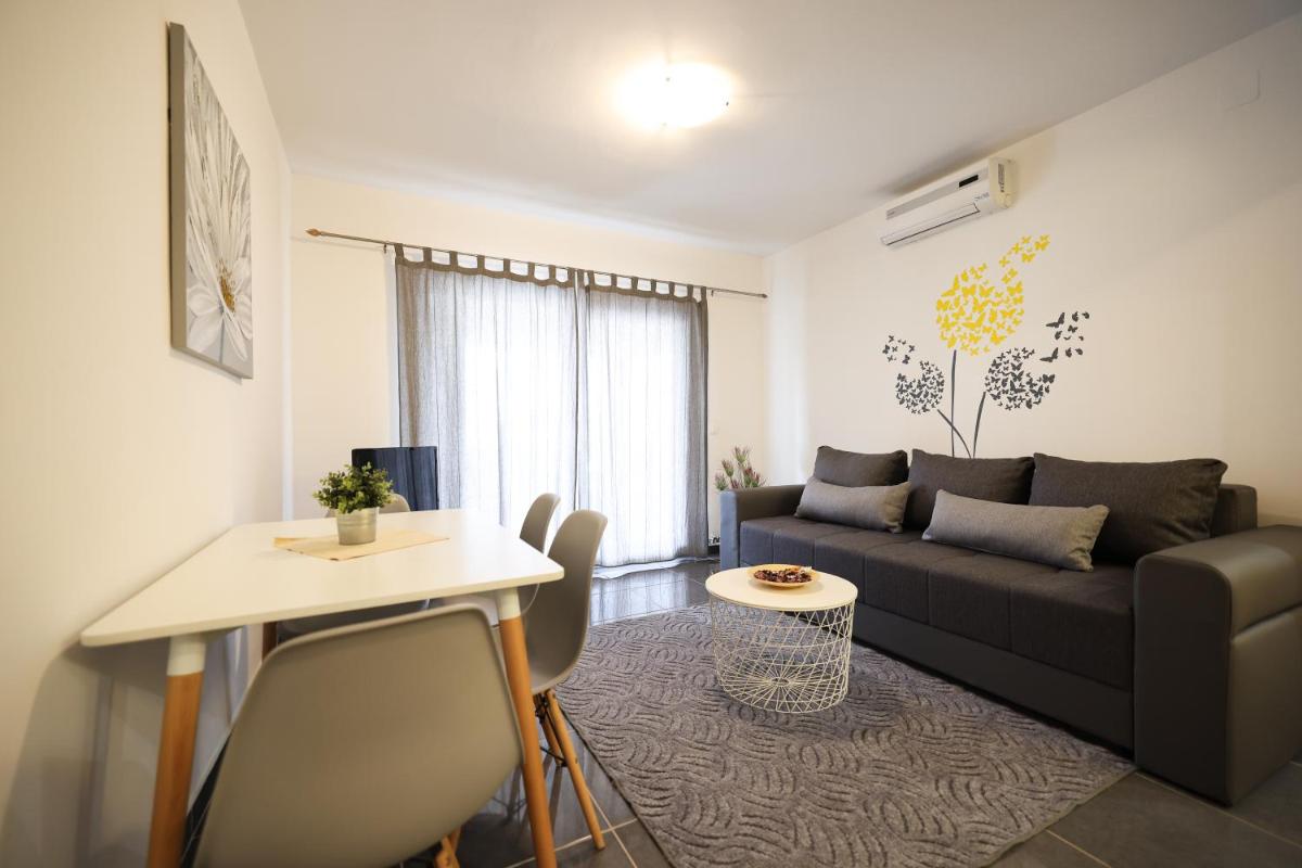 One-Bedroom Apartment photo 1