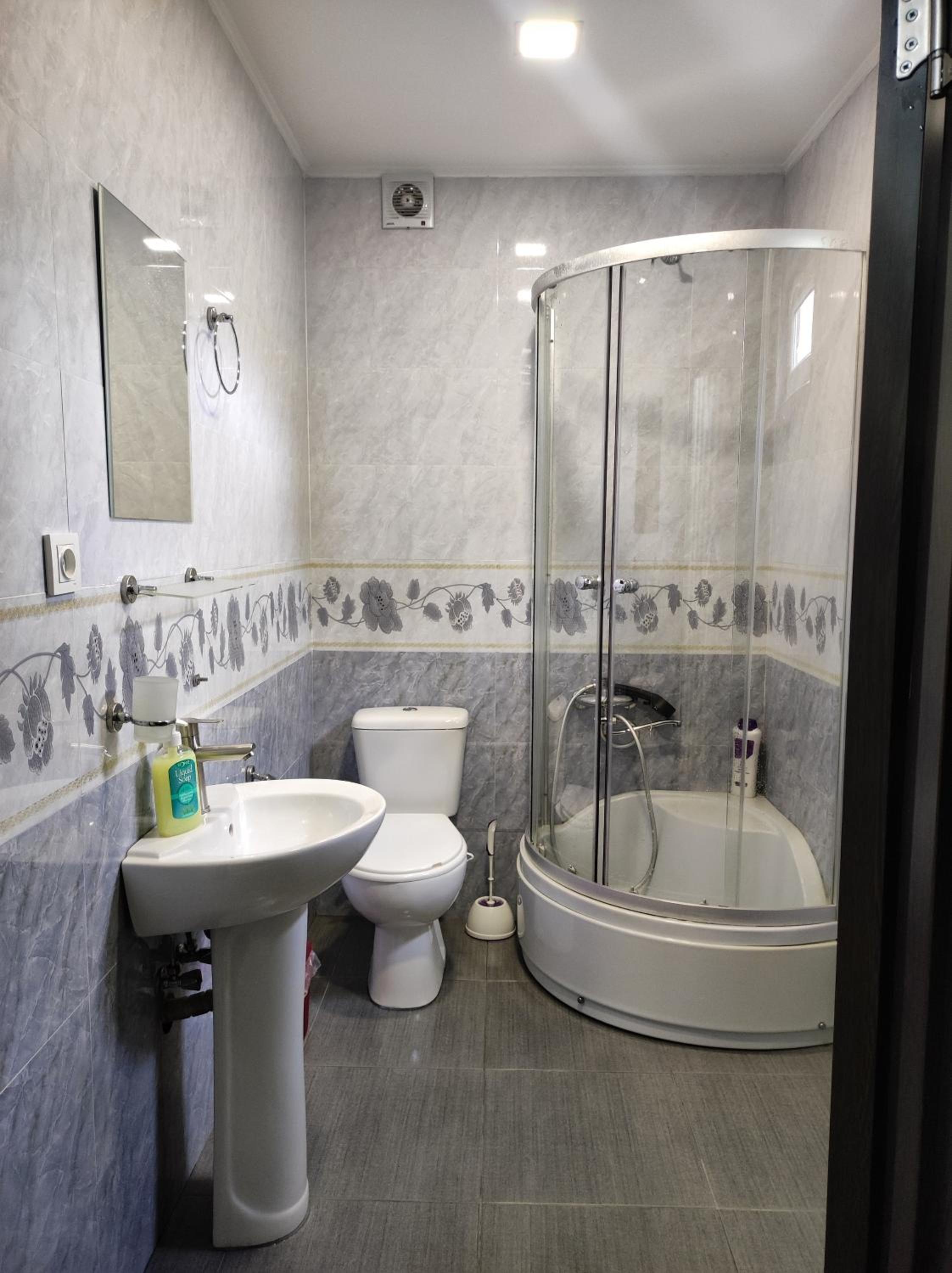 Family Room with Shared Bathroom photo 3