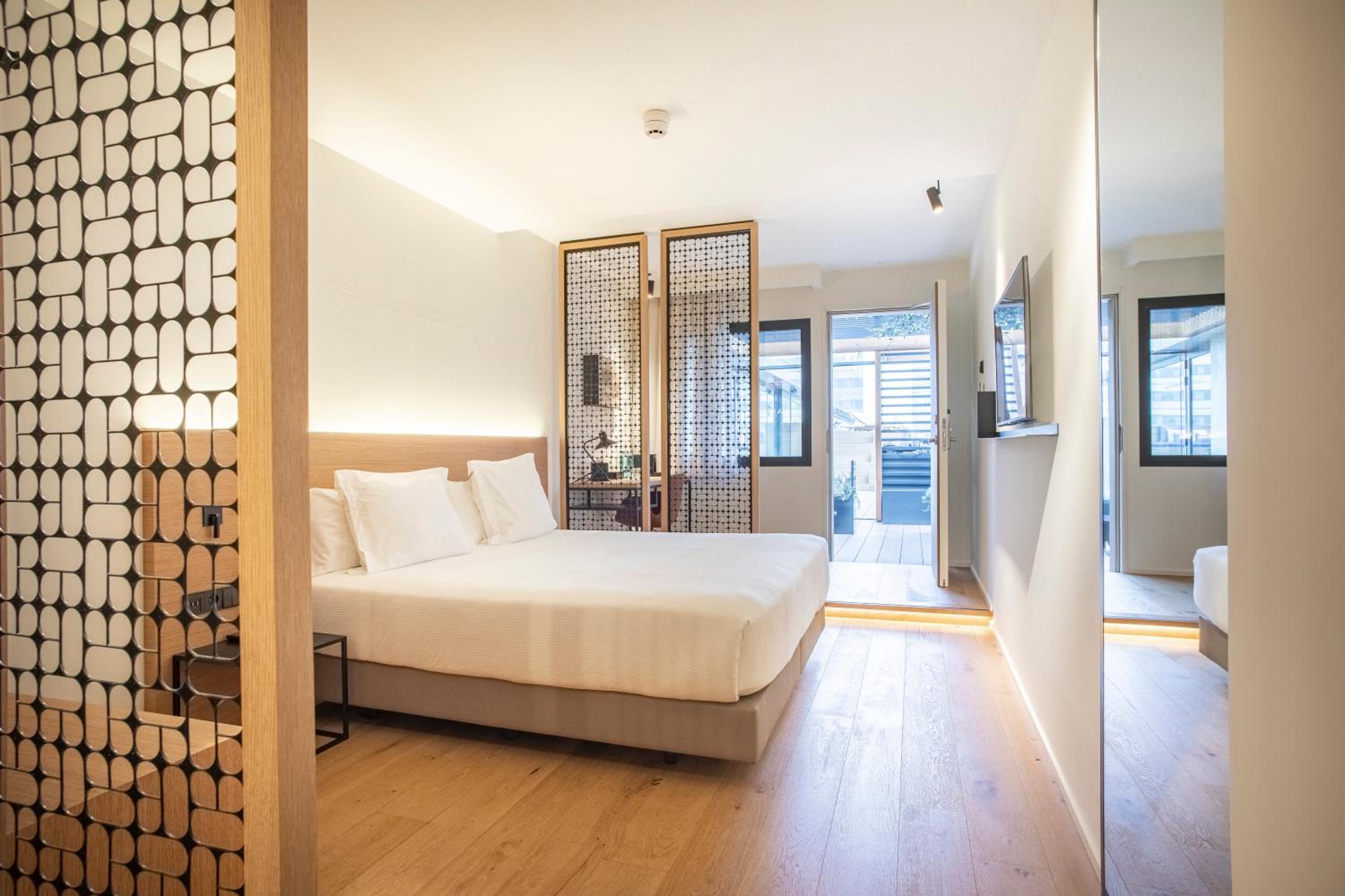Double Room with Garden View thumbnail 6