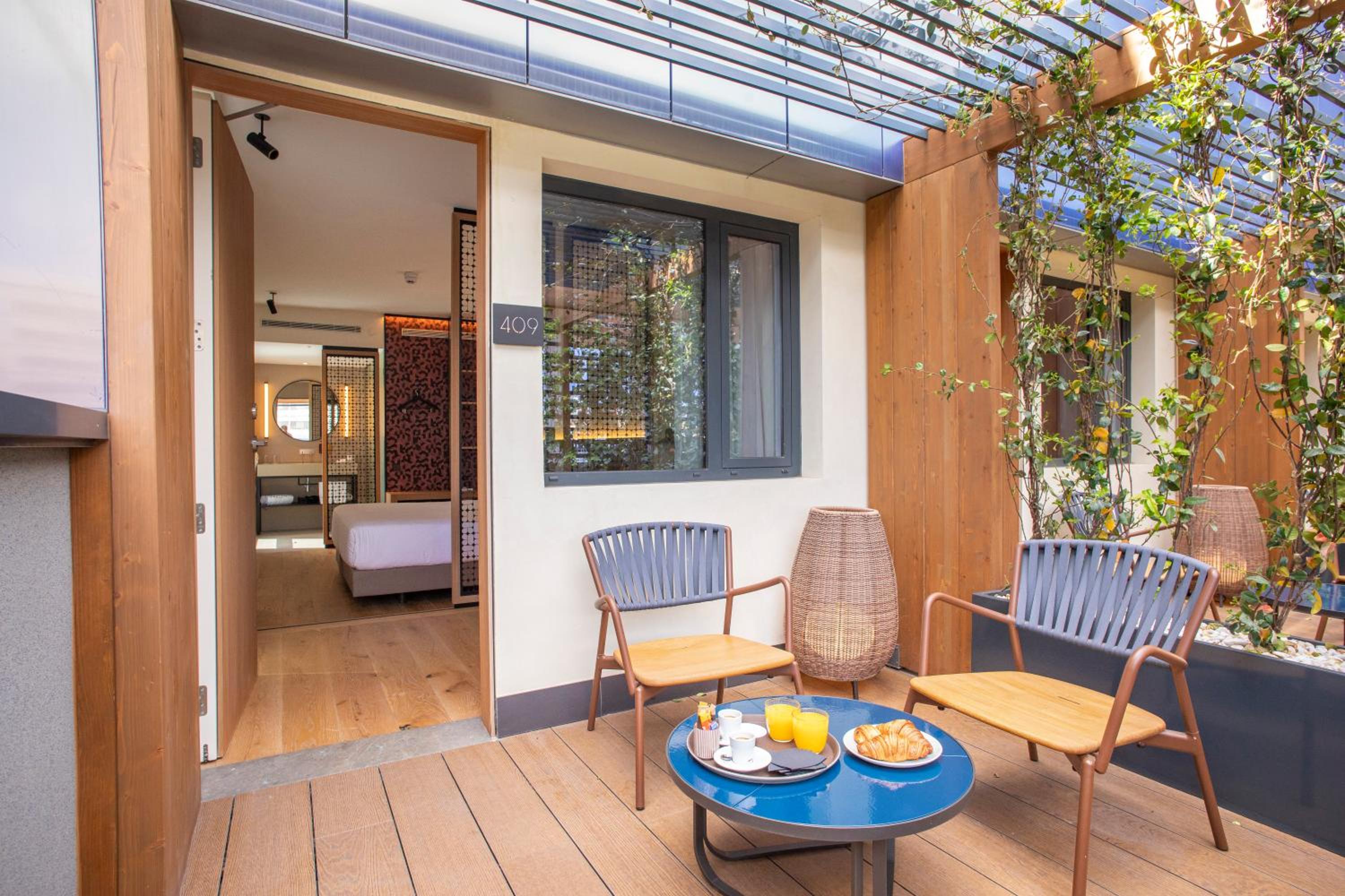 Double Room with Garden View thumbnail 6