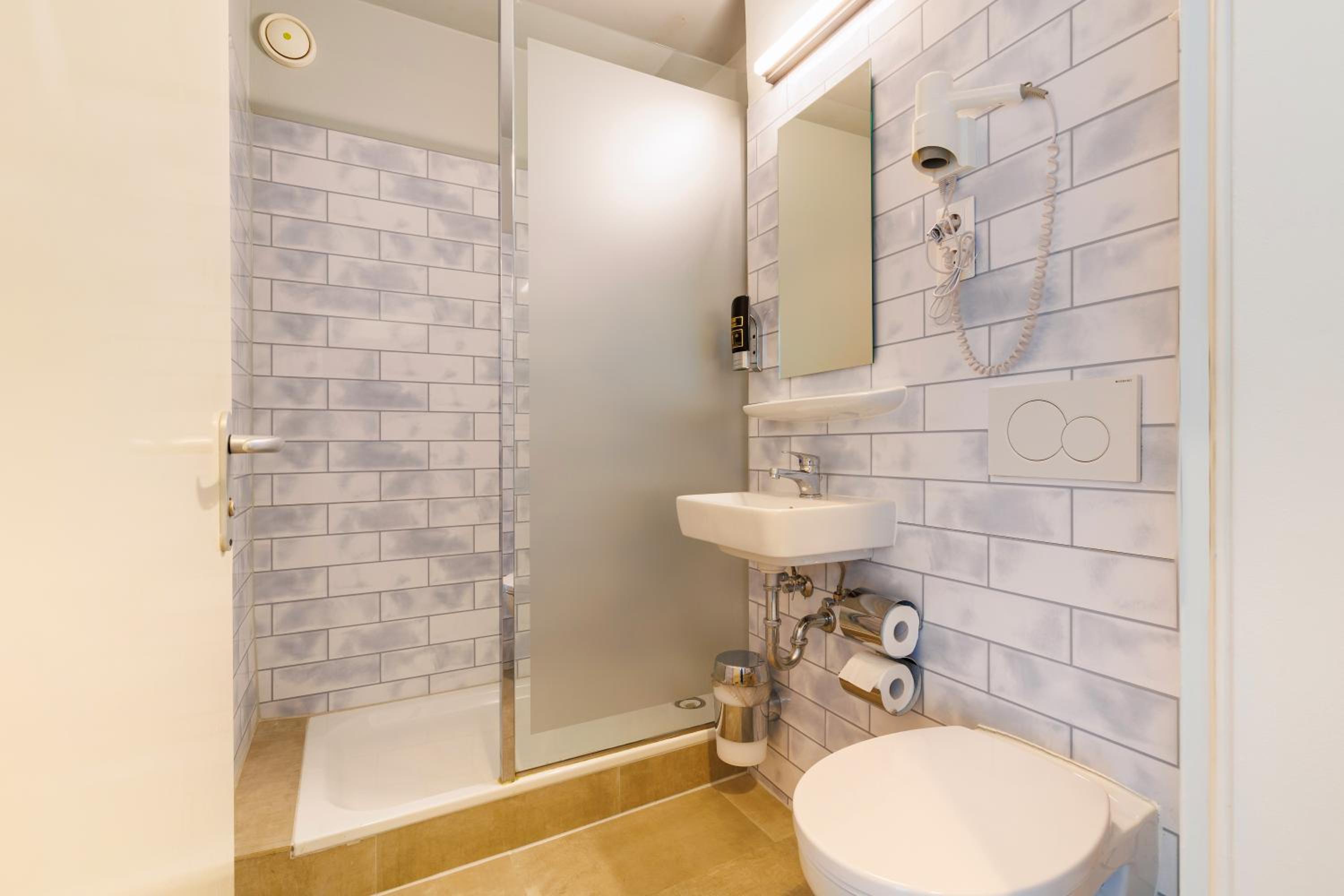Twin Room - Photo 8