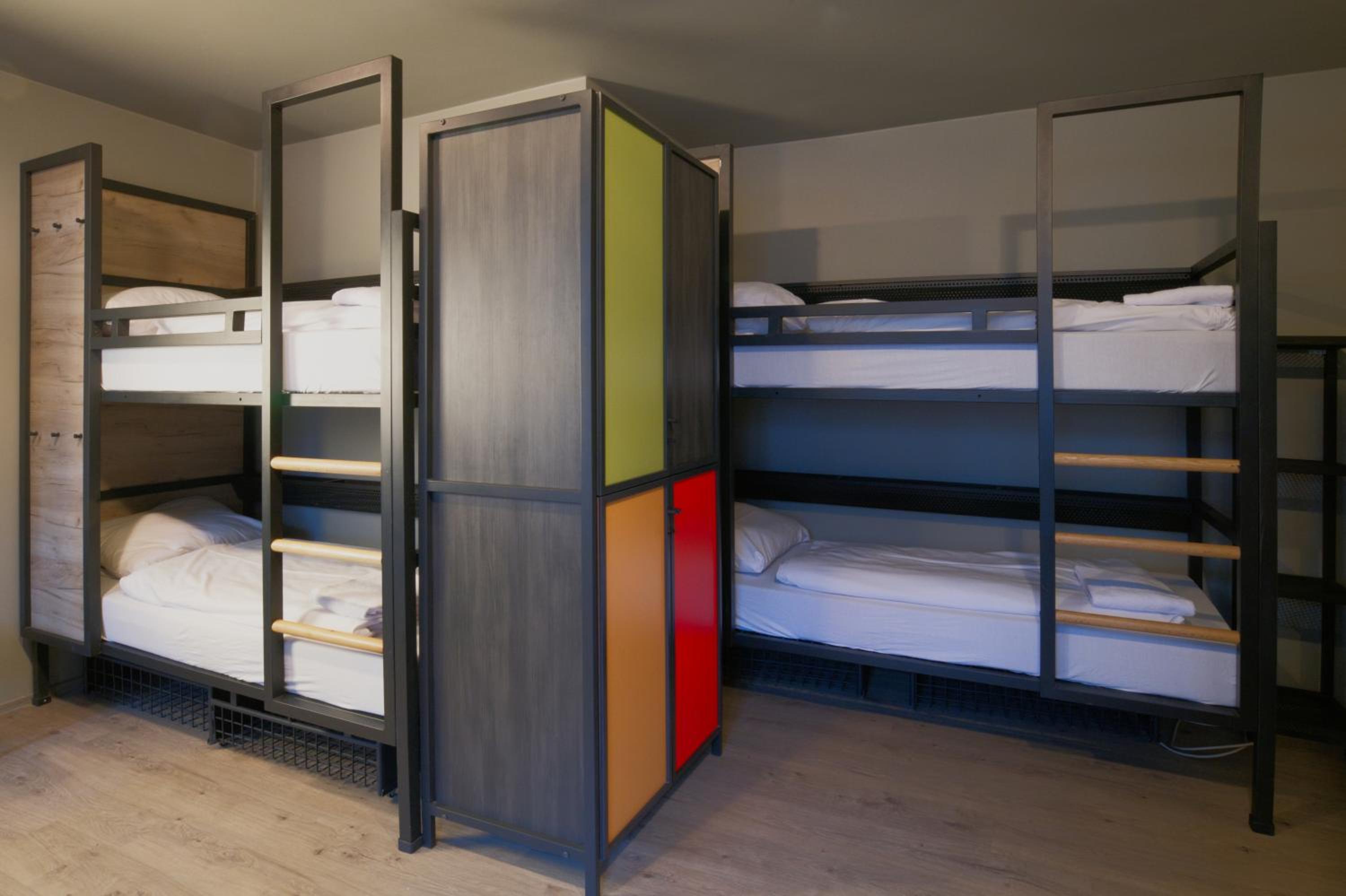 Six-Bed Room - Photo 2