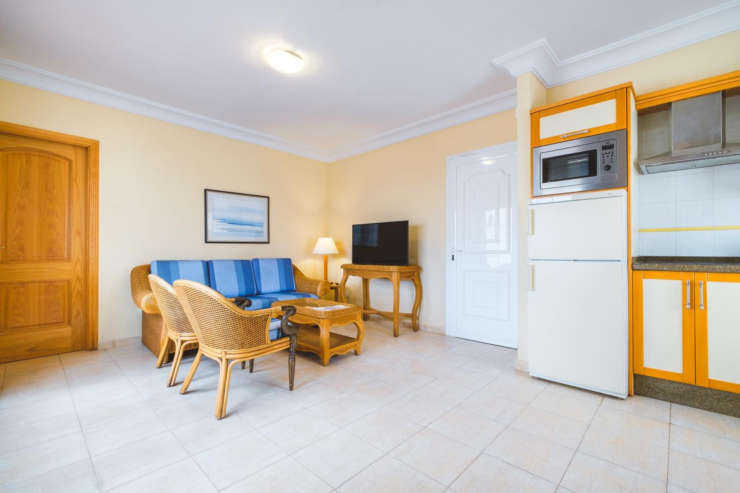 Standard Two-Bedroom Apartment (2 Adults + 1 Child) photo 3