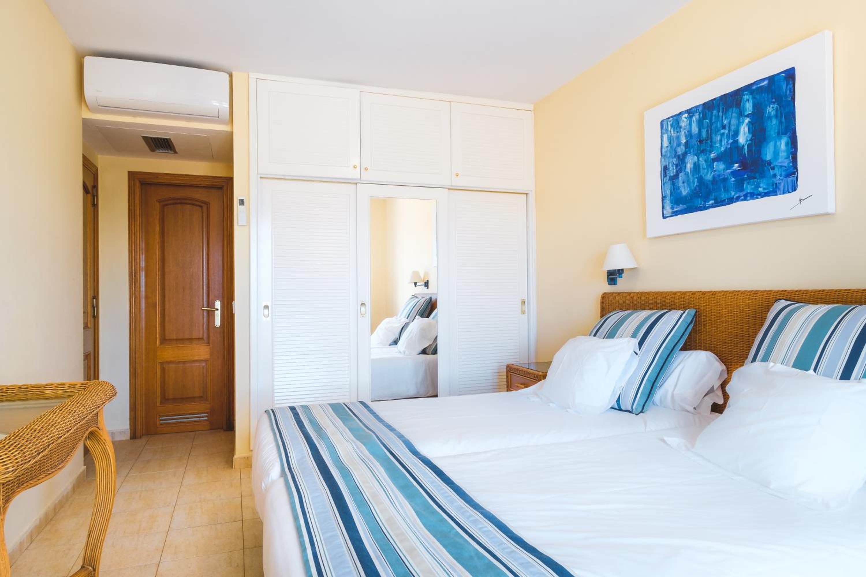 Apartamento de Dos Habitaciones con Jacuzzi (1 Adulto + 1 Niño)