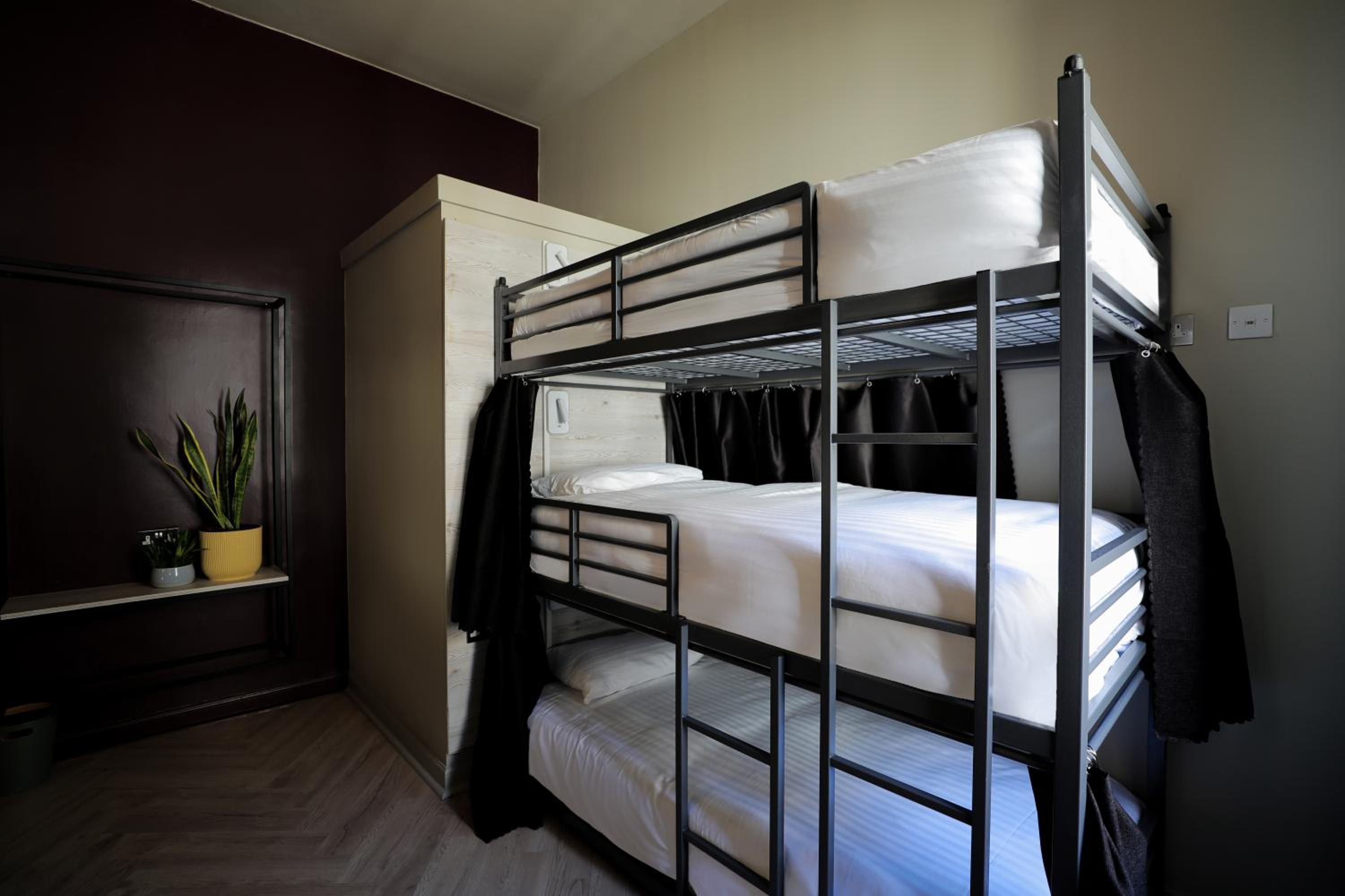Private Full Dorm for 9 people (Triple bunk)