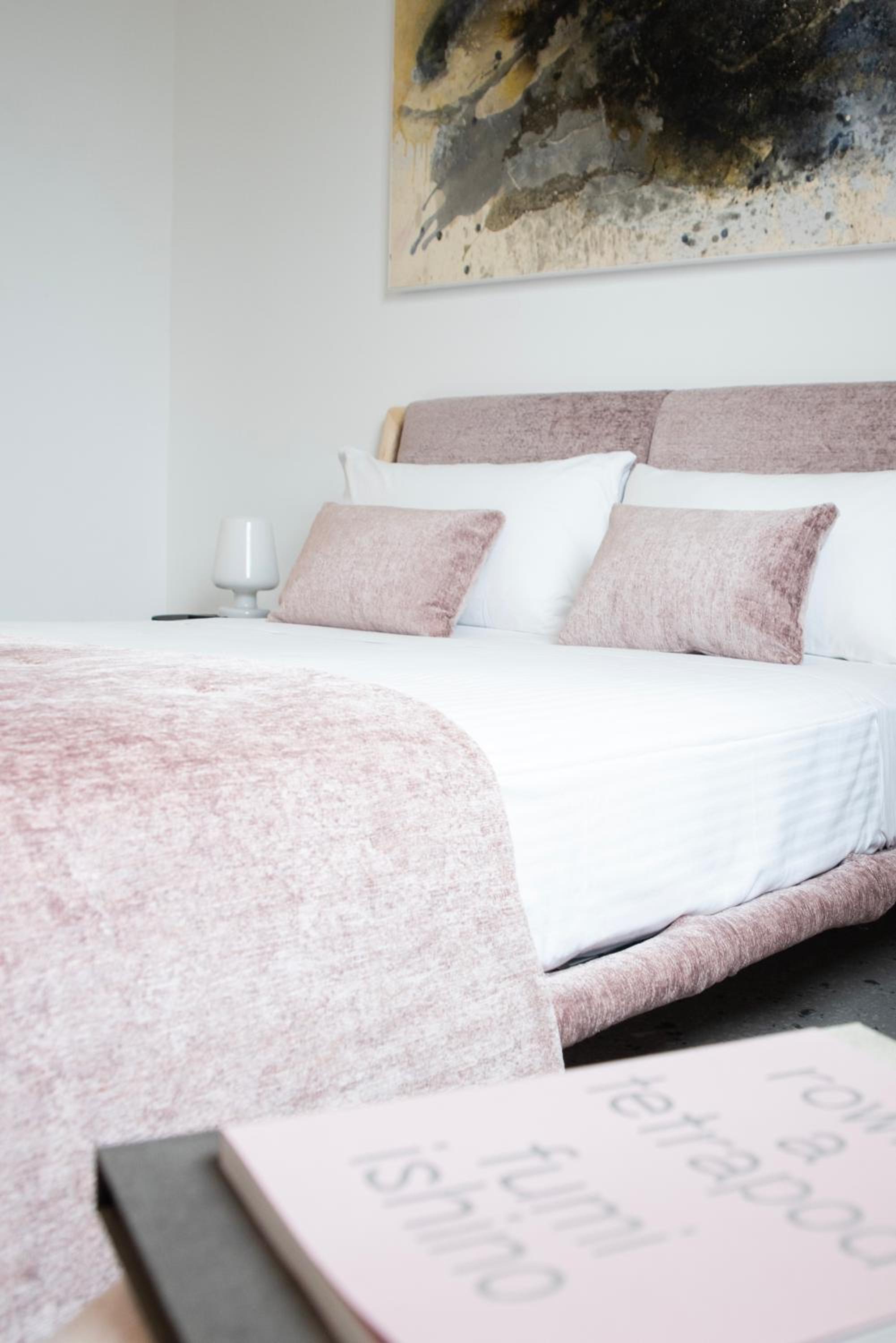 Deluxe Queen Room - Photo 8