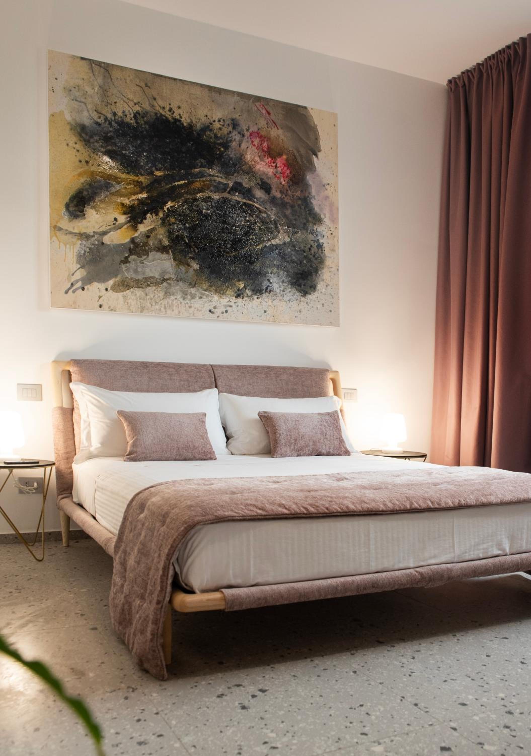 Deluxe Queen Room - Photo 10