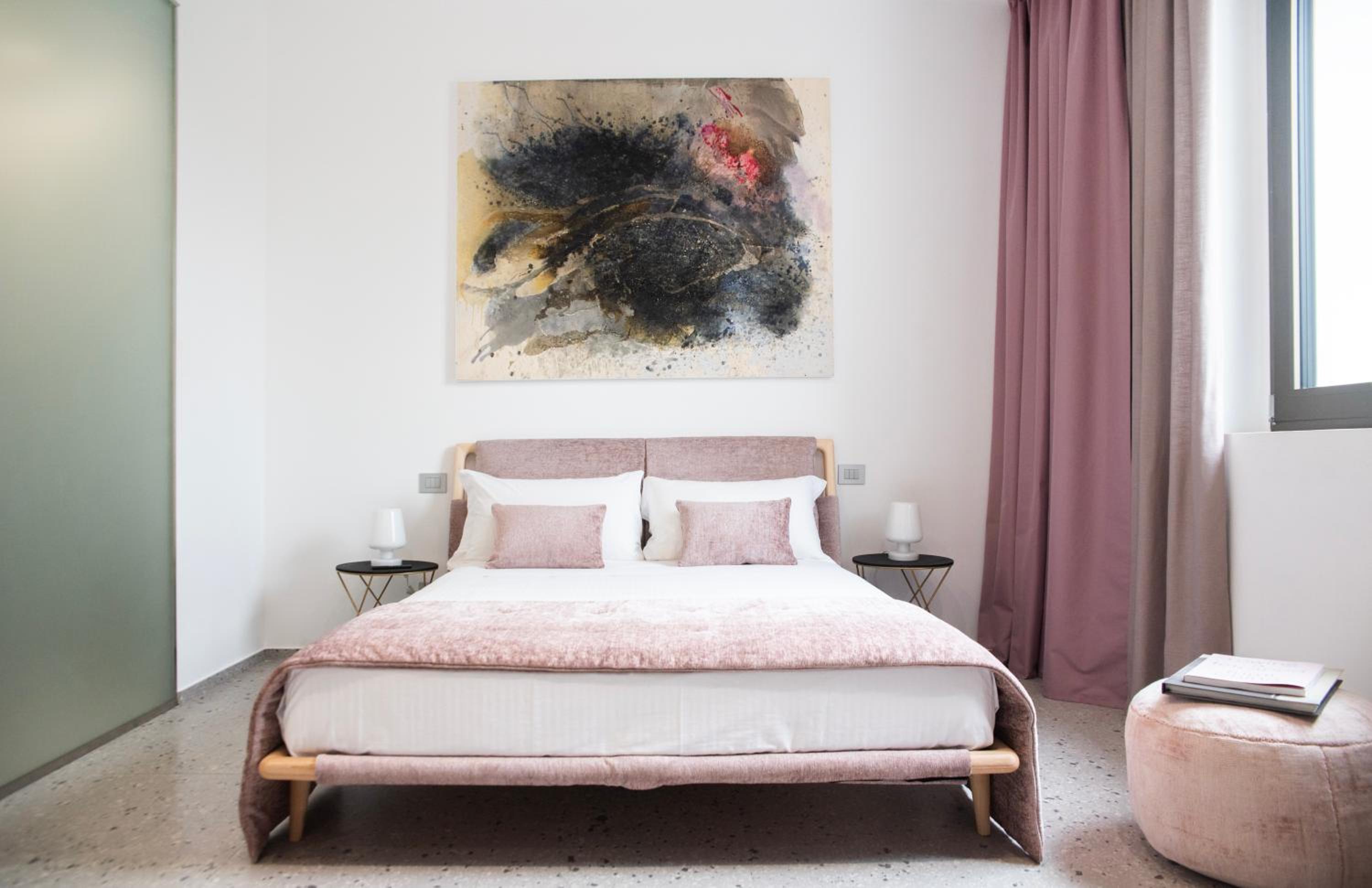 Deluxe Queen Room - Photo 16