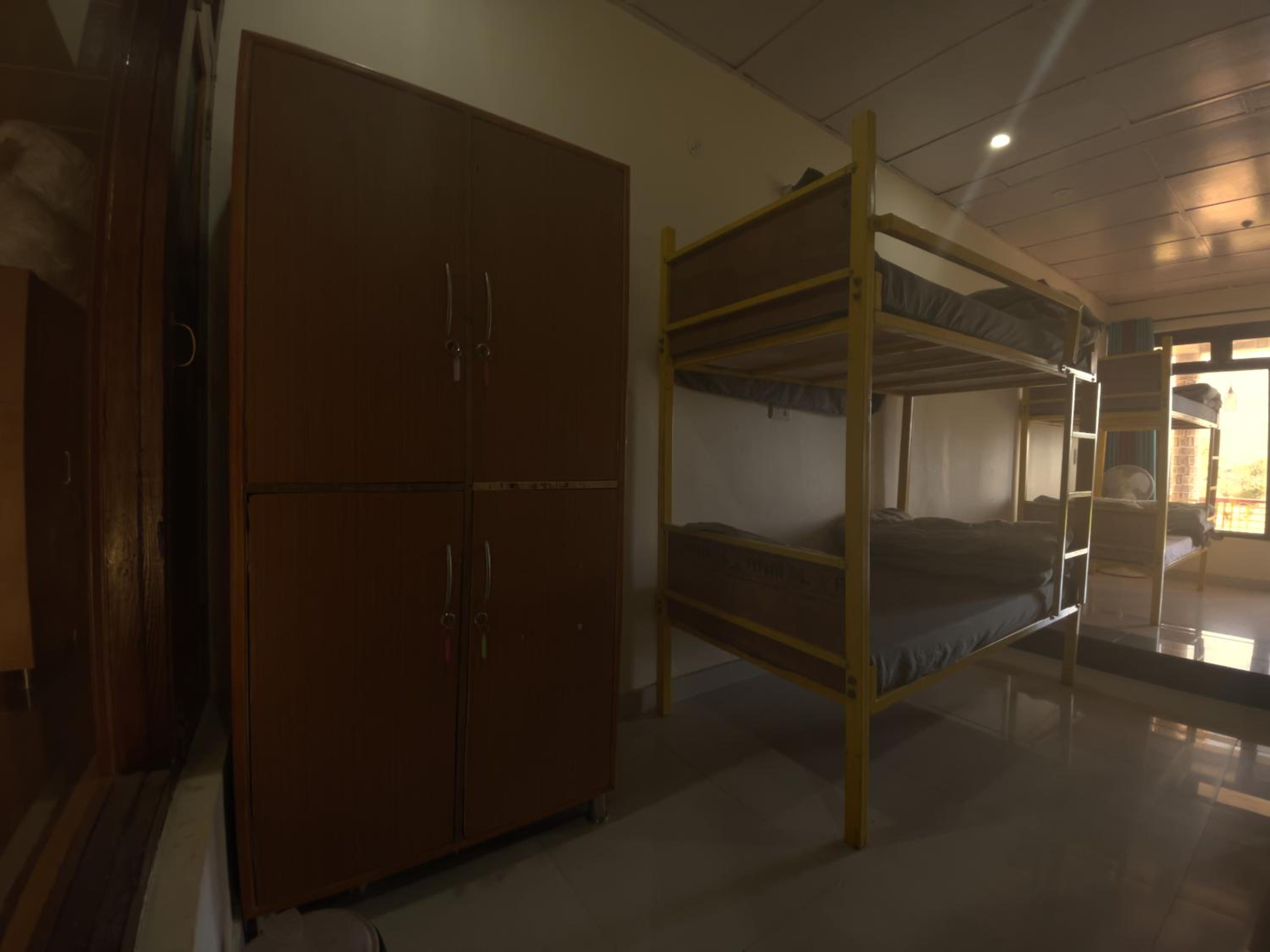 8-Bed Mixed Dormitory Room photo 3