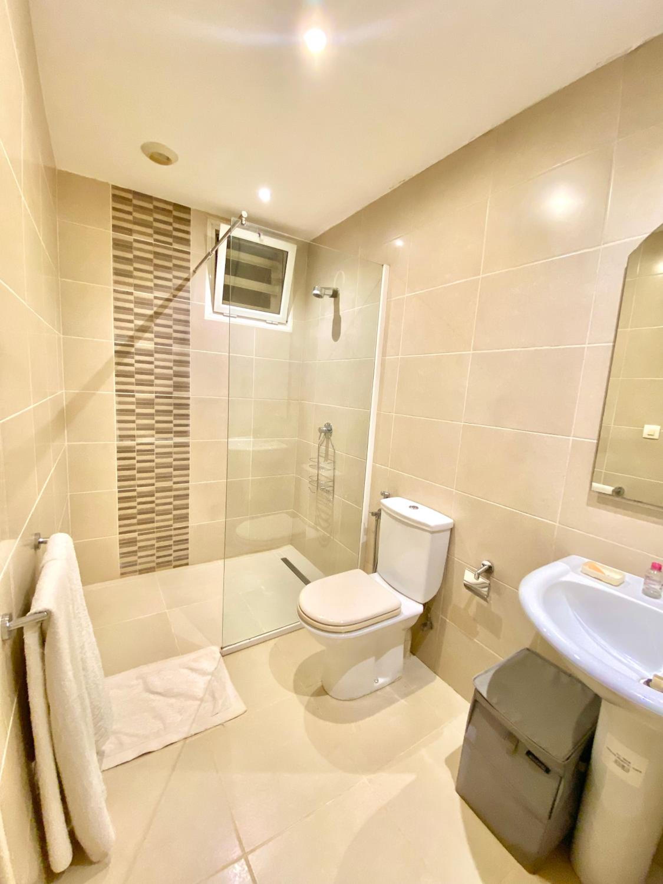Six-Bedroom House photo 3