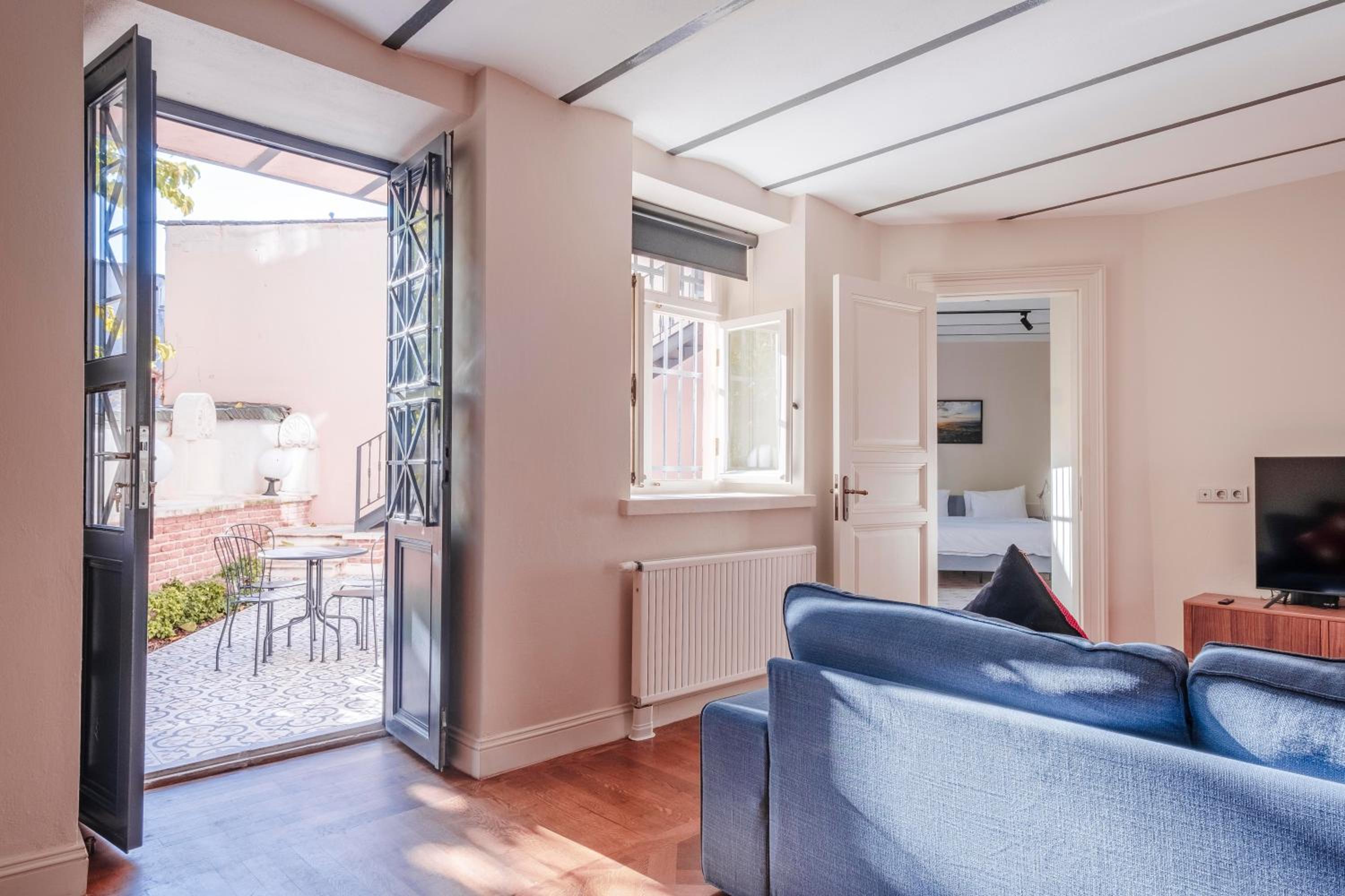 One-Bedroom Apartment with Garden photo 1