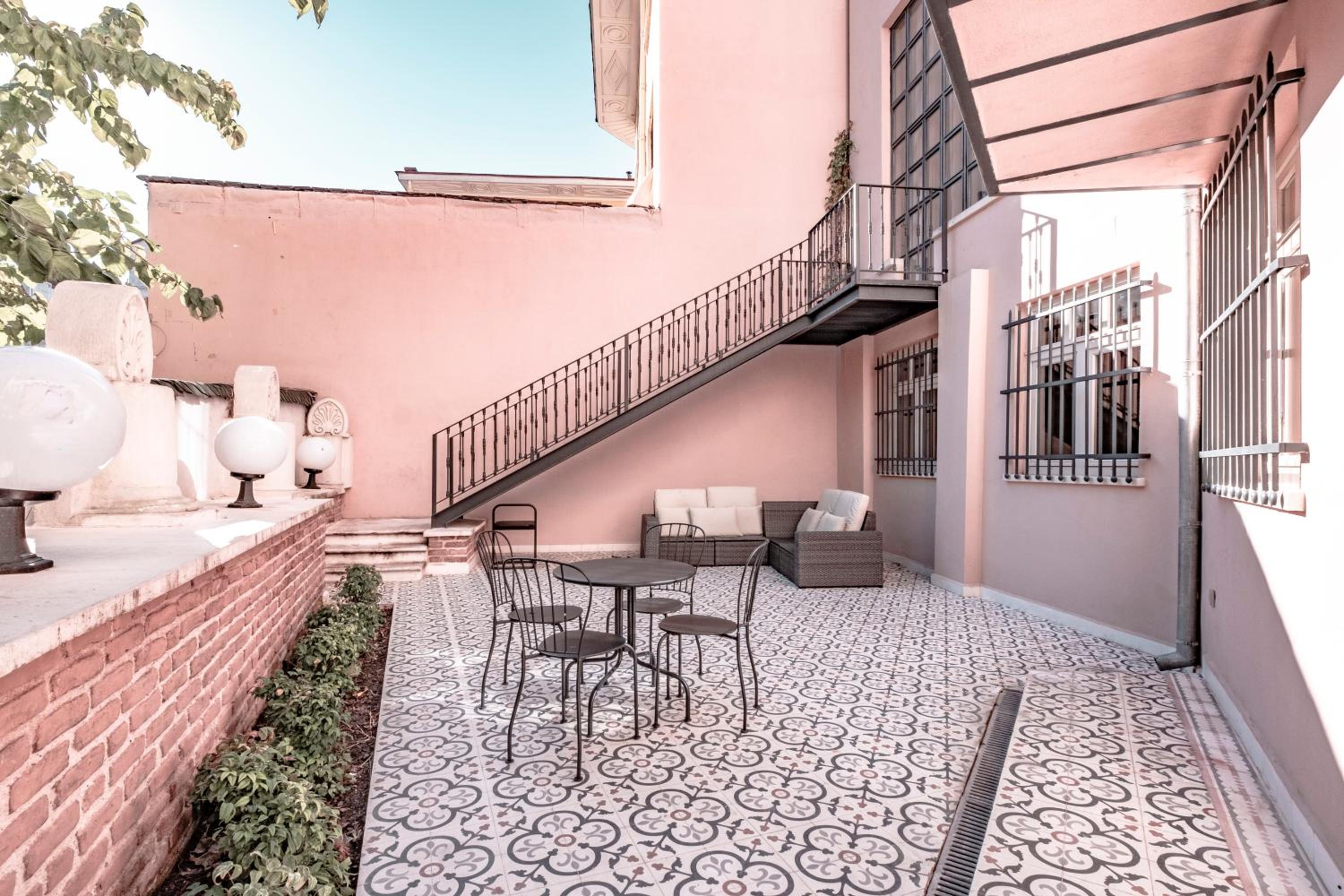 Deluxe One-Bedroom Apartment with Garden View photo 2