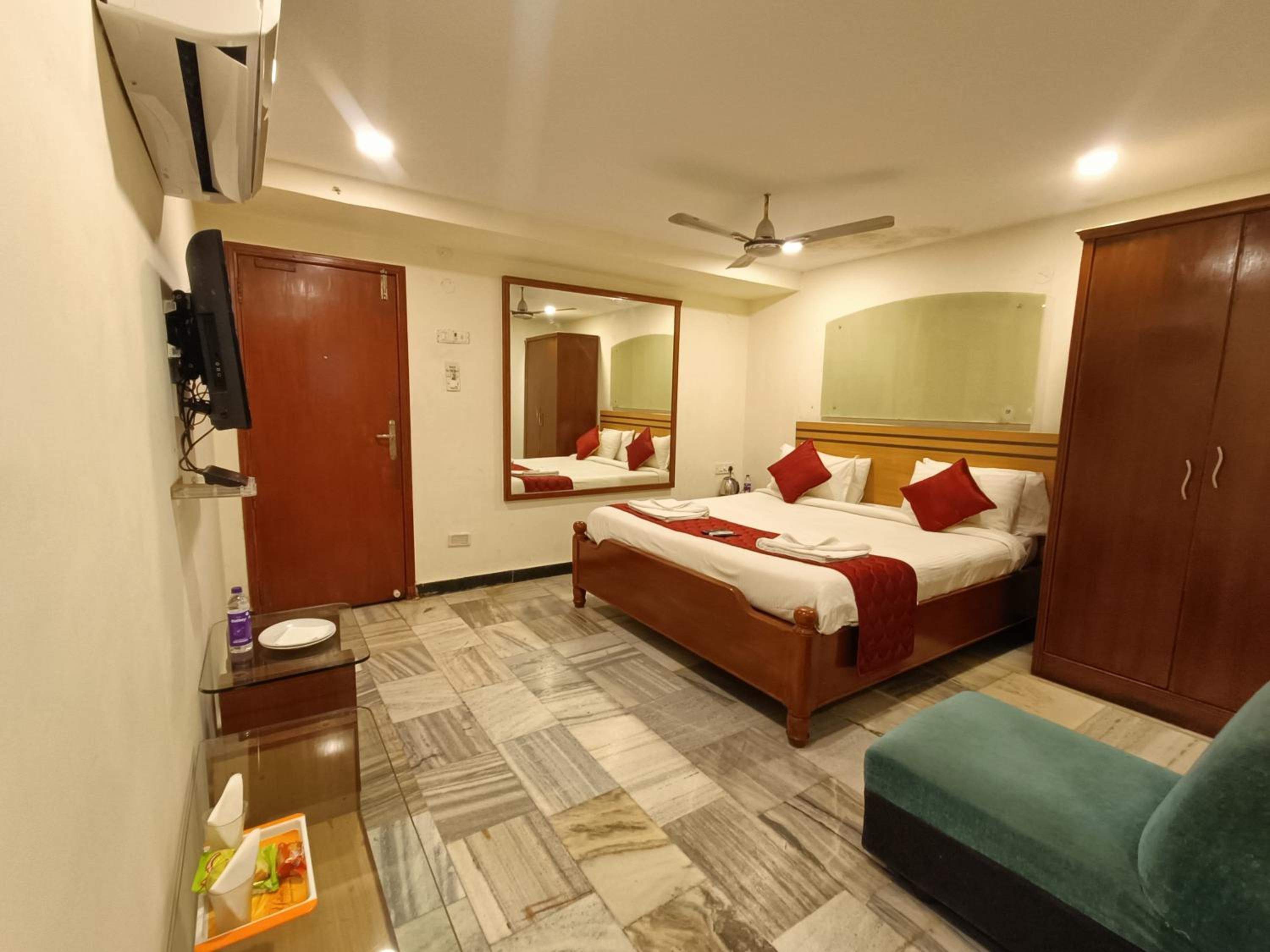 Deluxe Room - Photo 9