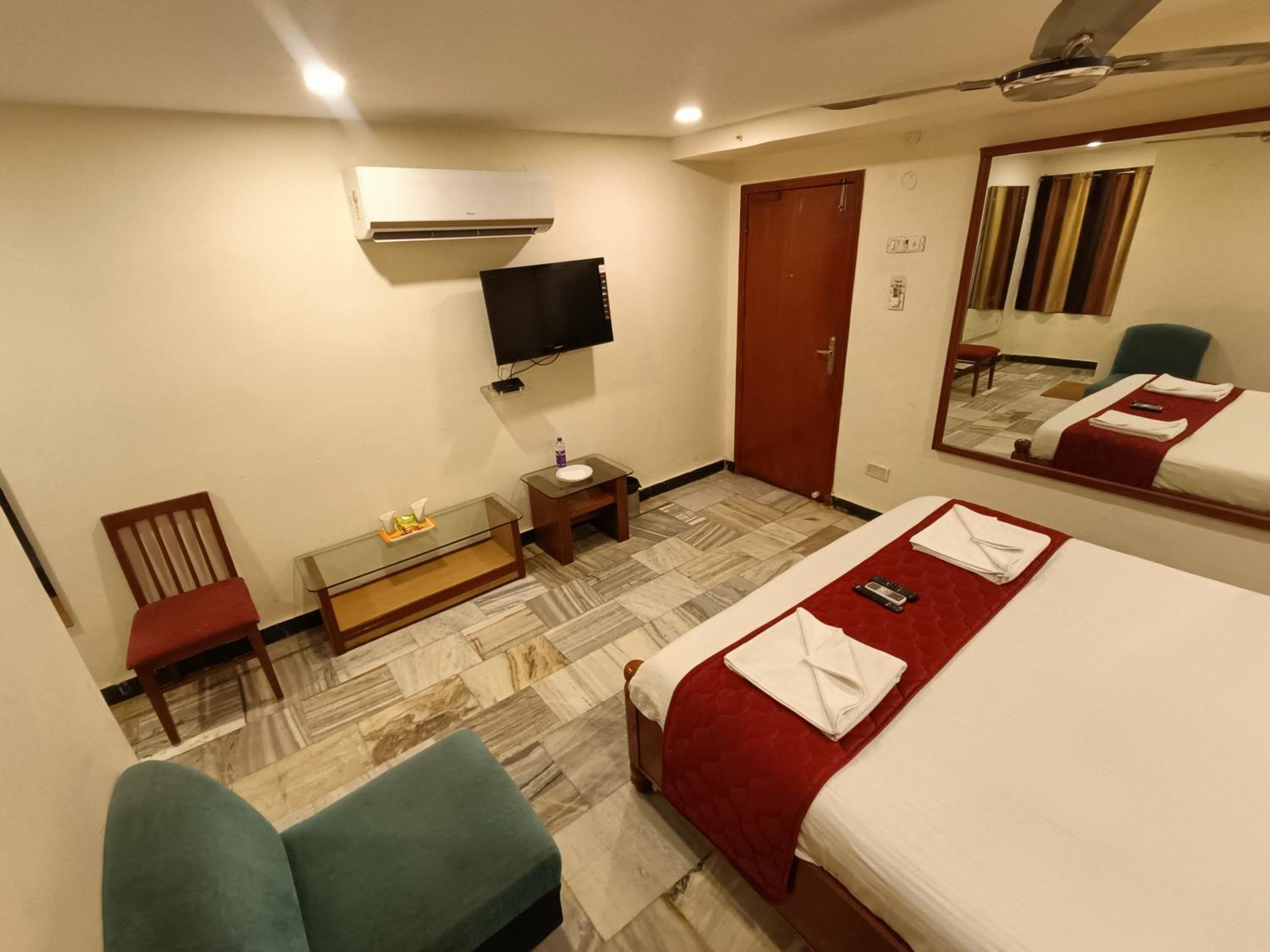 Deluxe Room - Photo 12