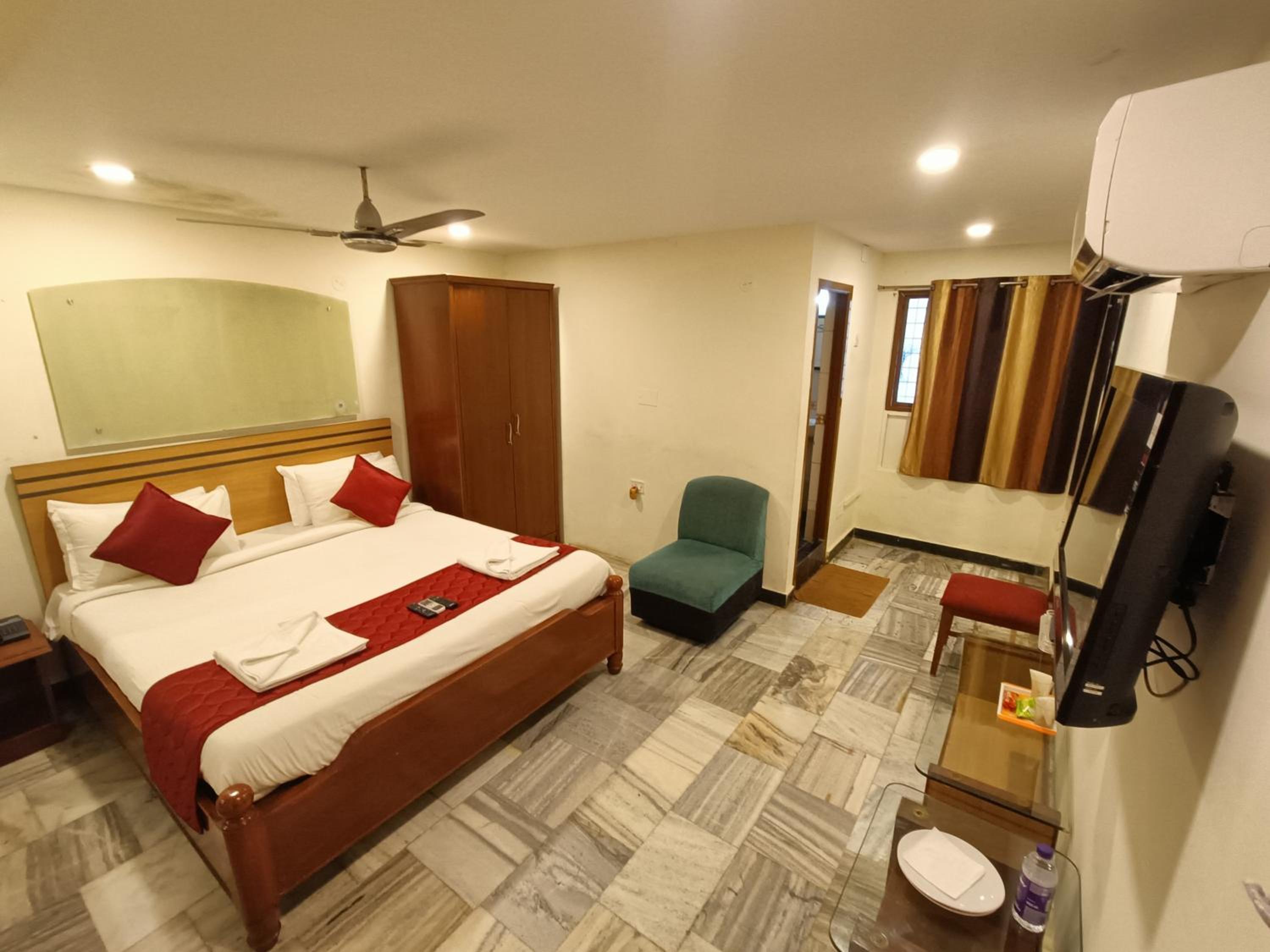 Deluxe Room - Photo 13