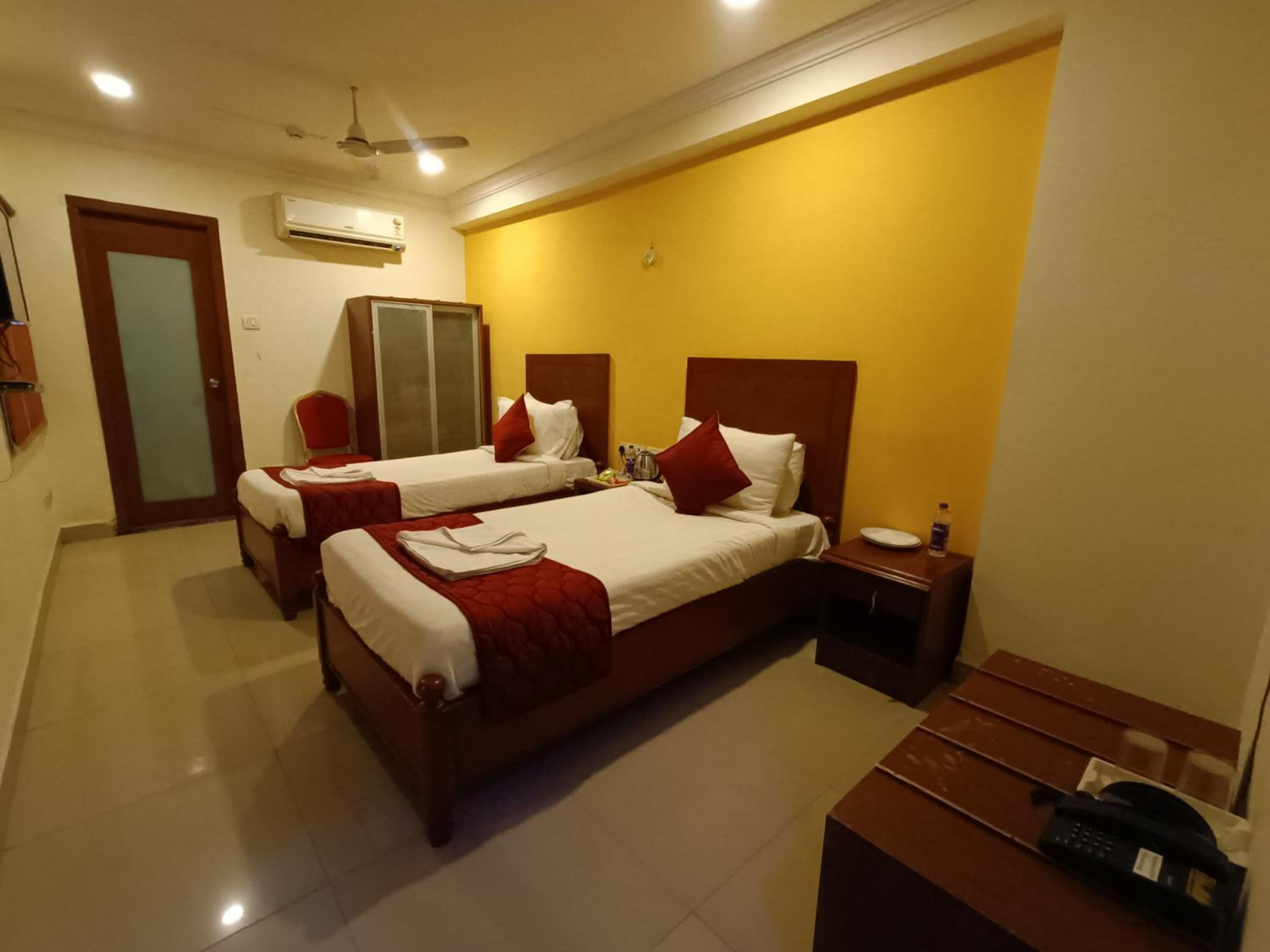 Deluxe Twin Room - Photo 13