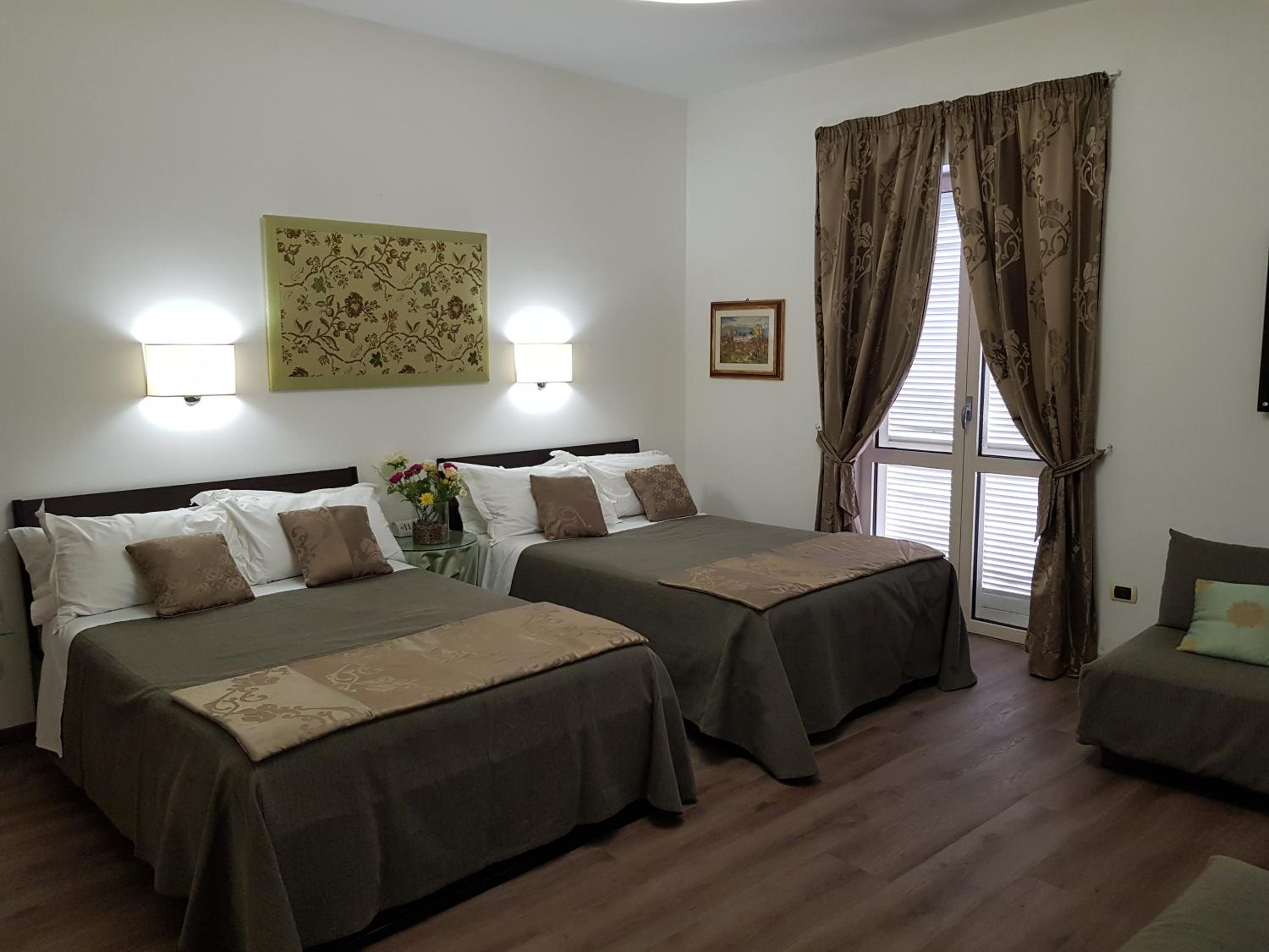 Queen Room with Two Queen Beds photo 3
