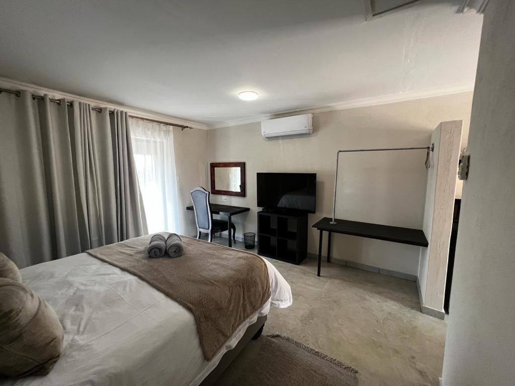 Standard Queen Room