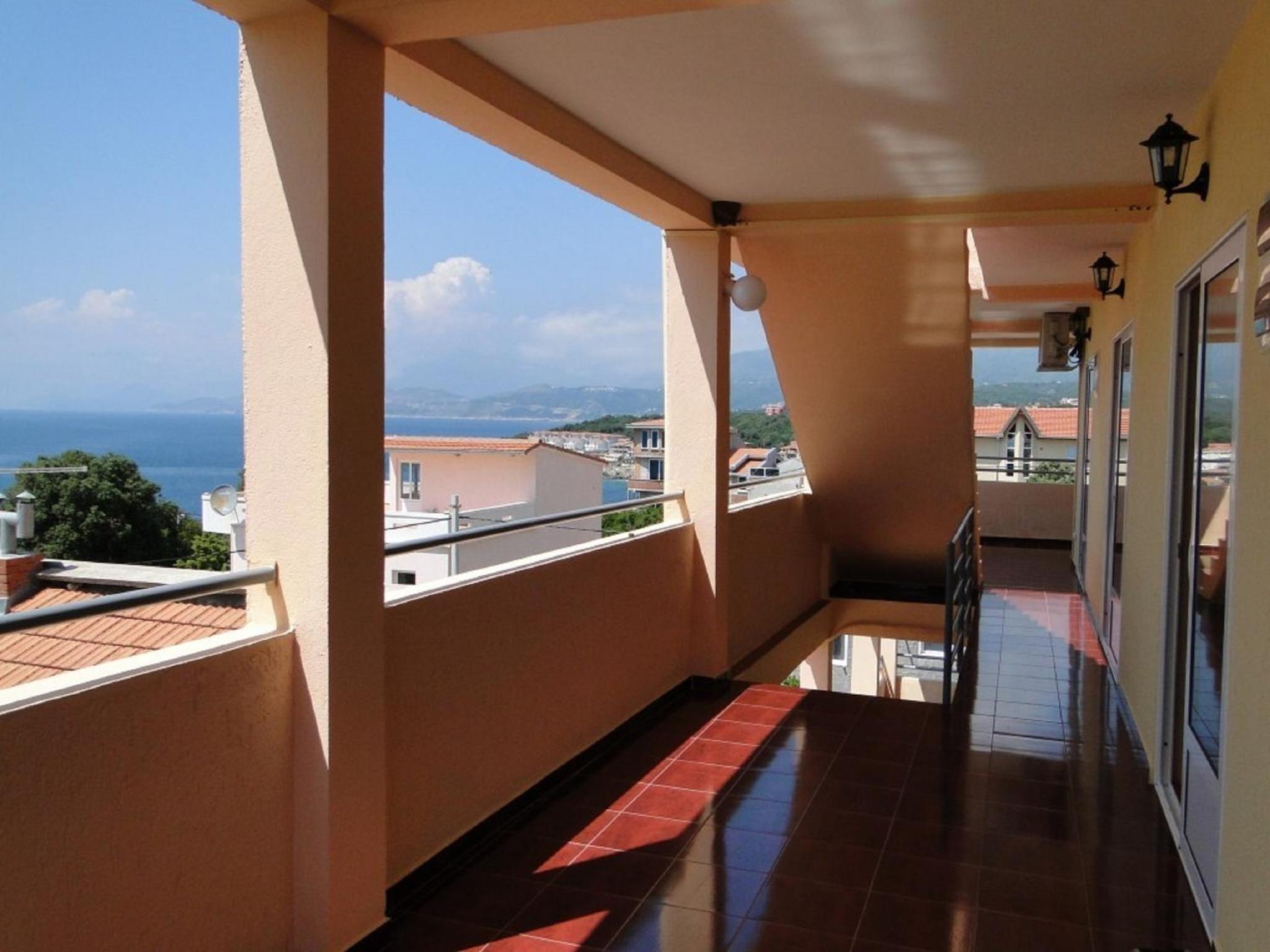One-Bedroom Apartment with Balcony and Sea View - Photo 20