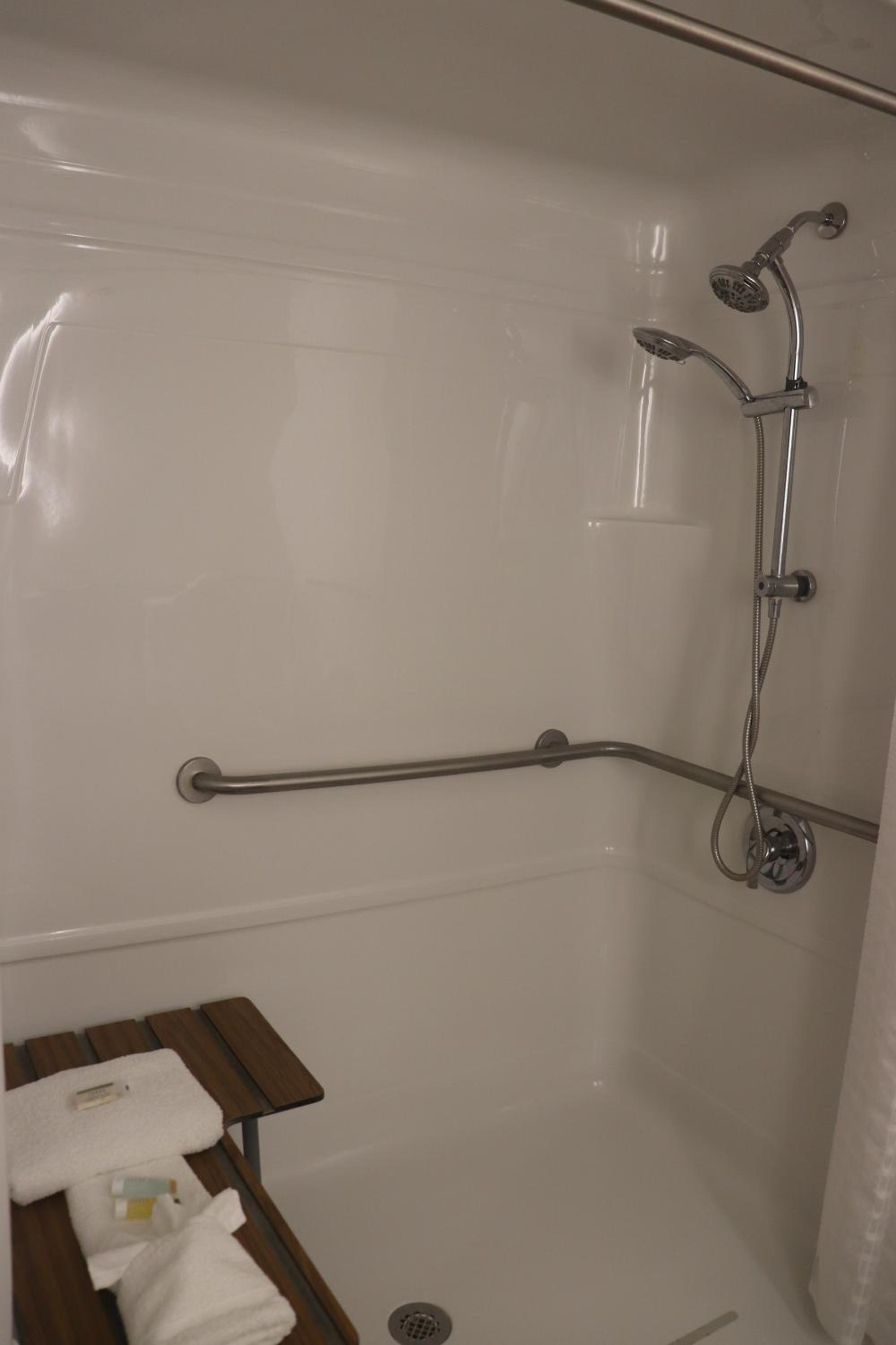 Queen Room - Mobility Access/Non-Smoking - Photo 4