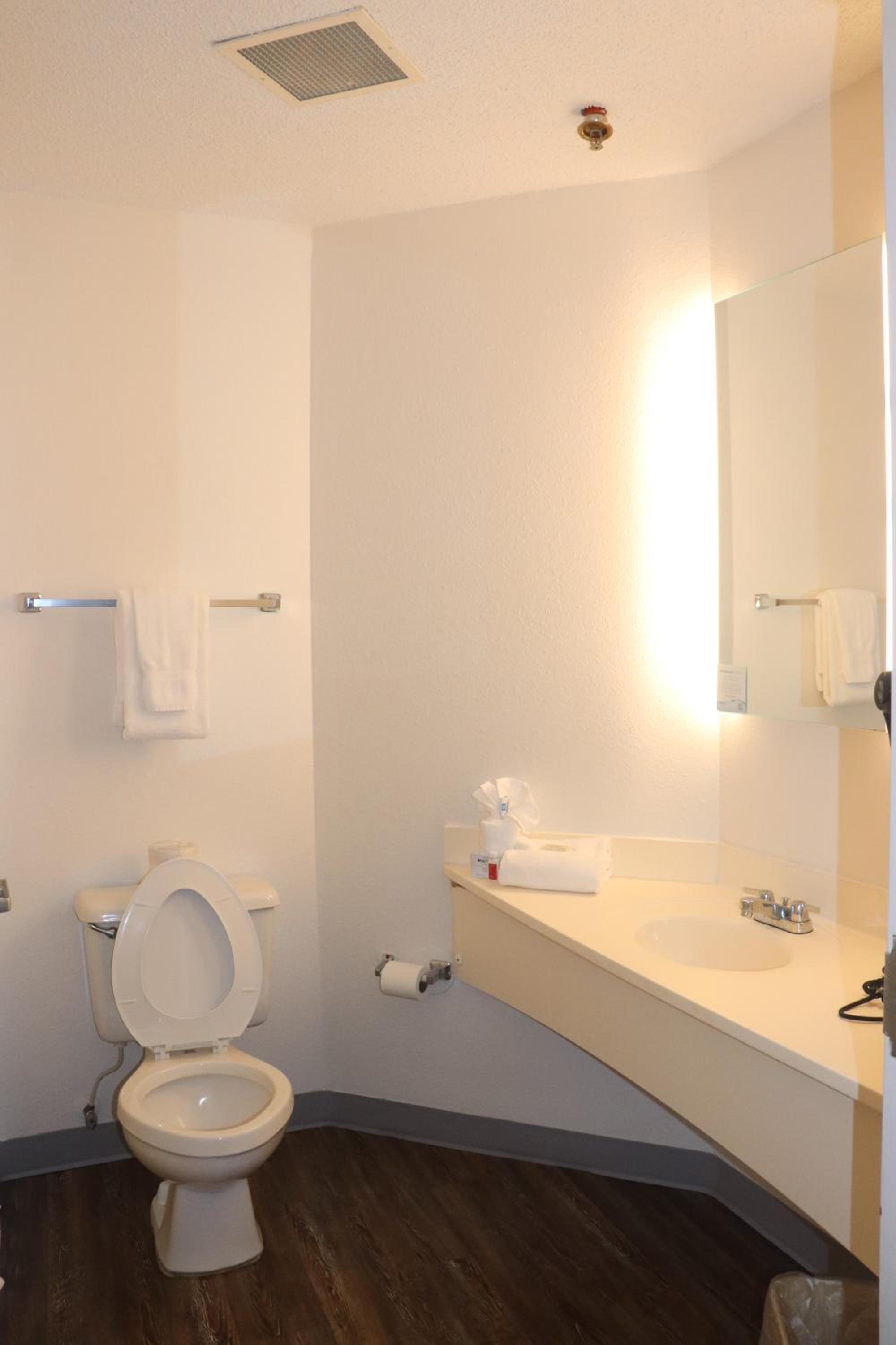 Standard Queen Room - Non-Smoking - Photo 2