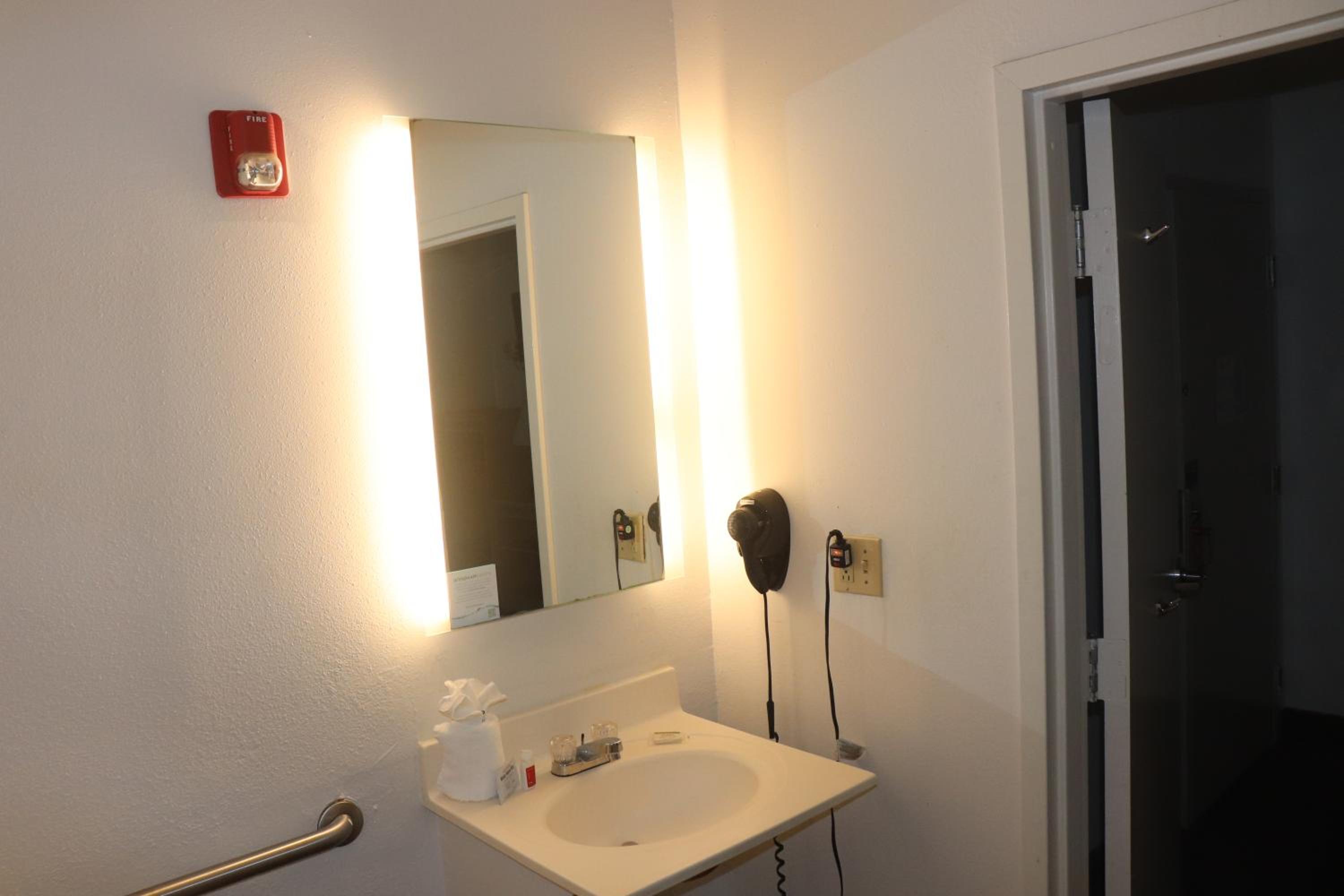 Standard Queen Room - Non-Smoking - Photo 3