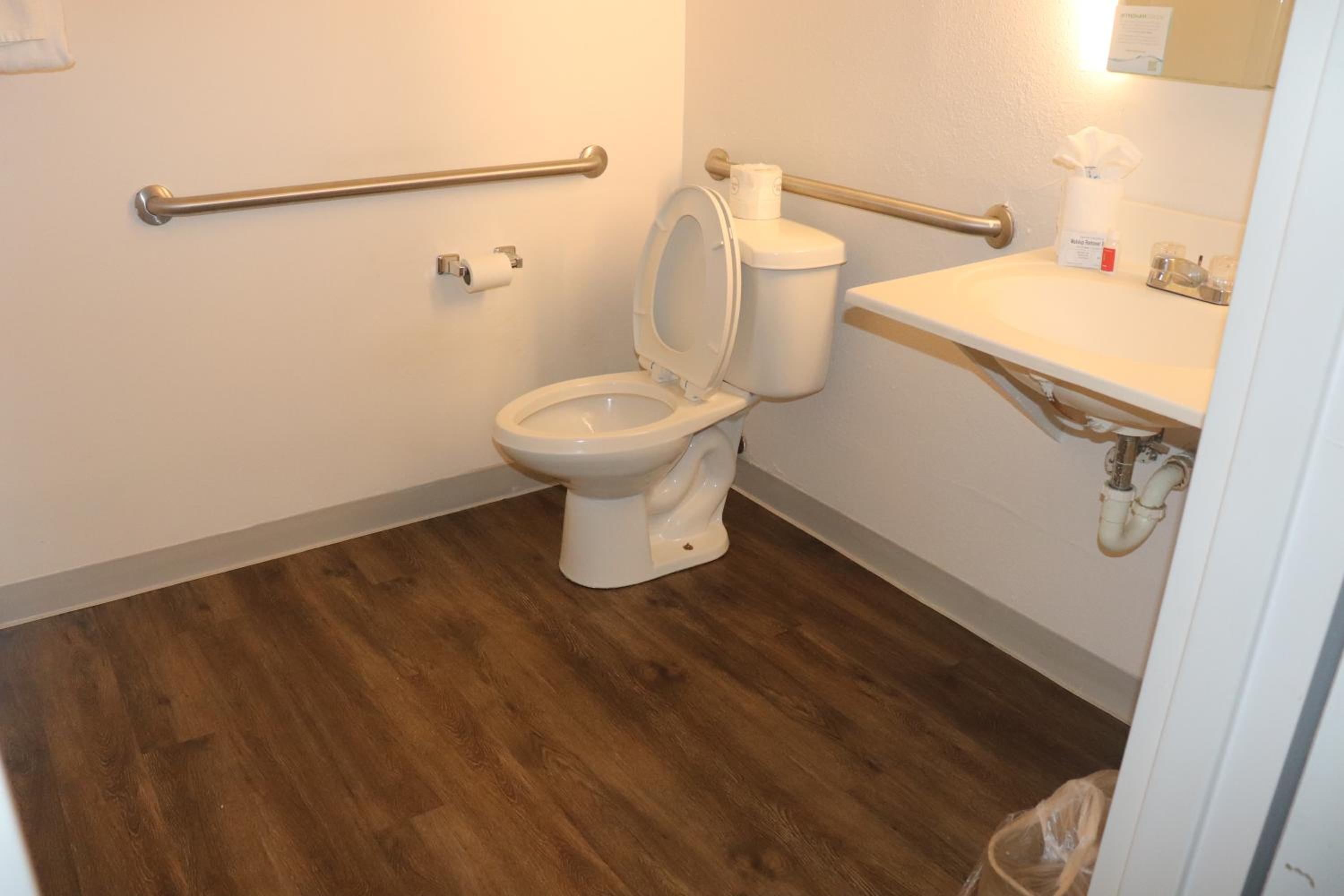 Queen Room - Mobility Access/Non-Smoking - Photo 6