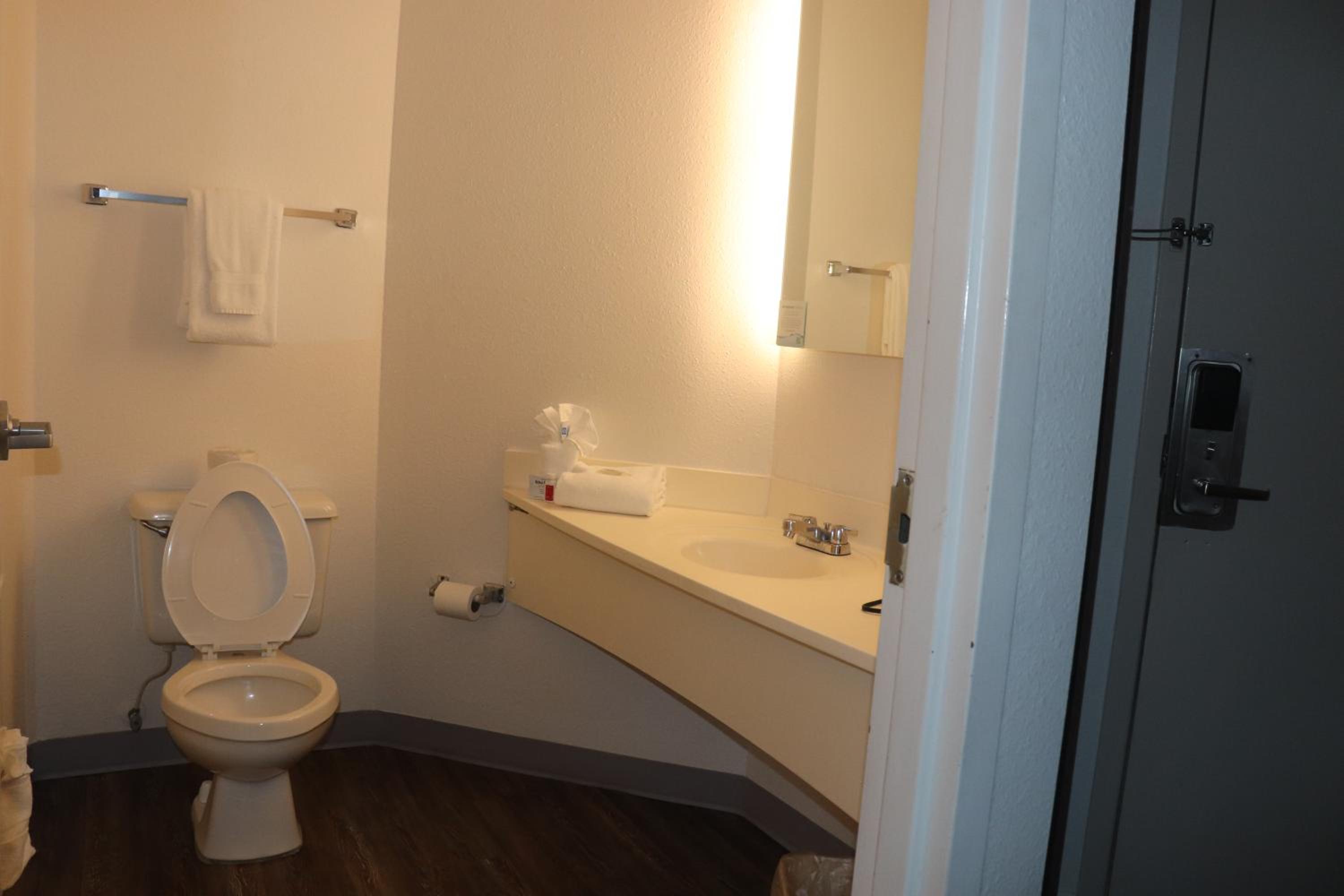 Double Room with Two Double Beds - Non-Smoking - Photo 7