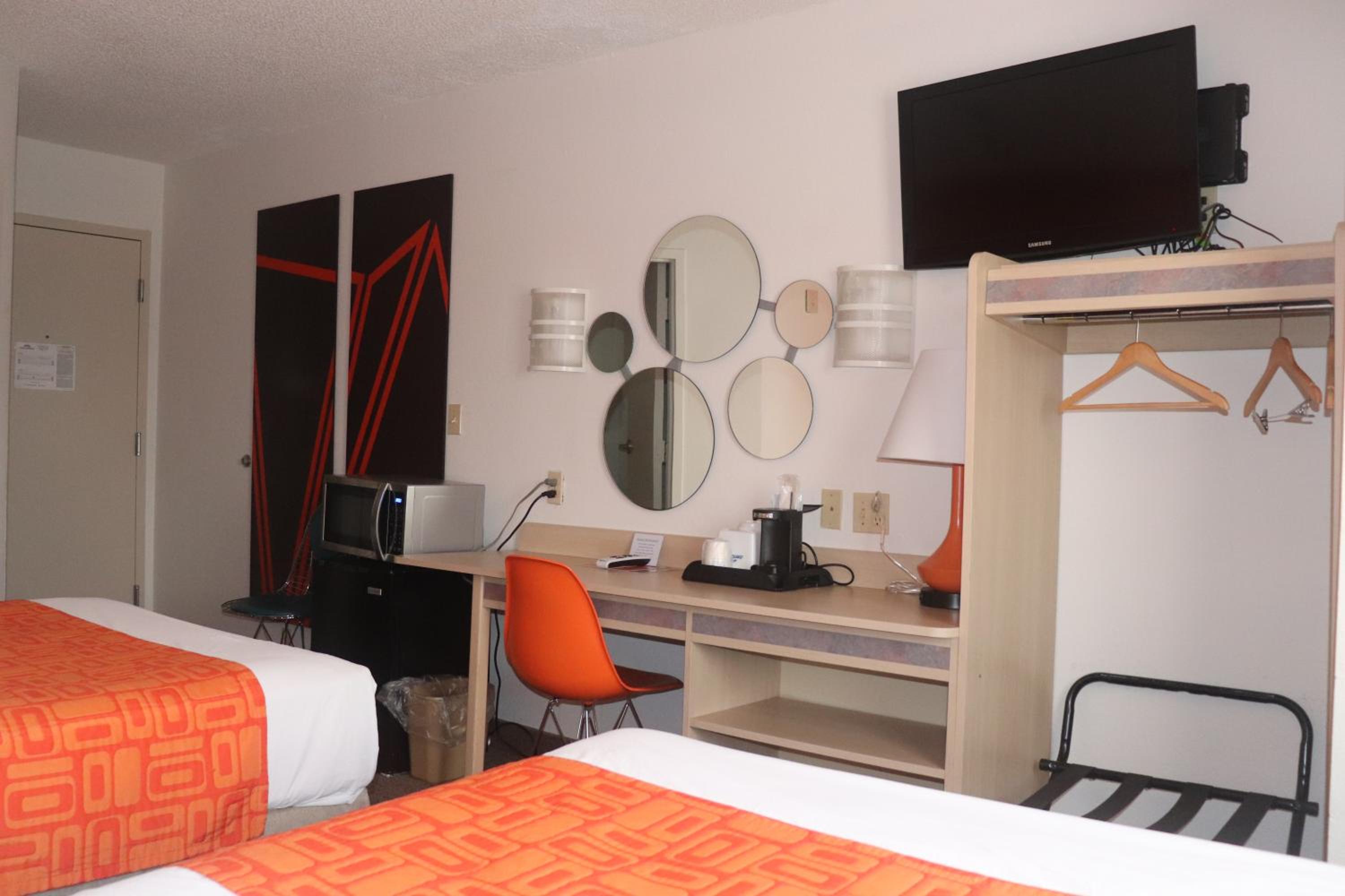 Double Room with Two Double Beds - Non-Smoking - Photo 2