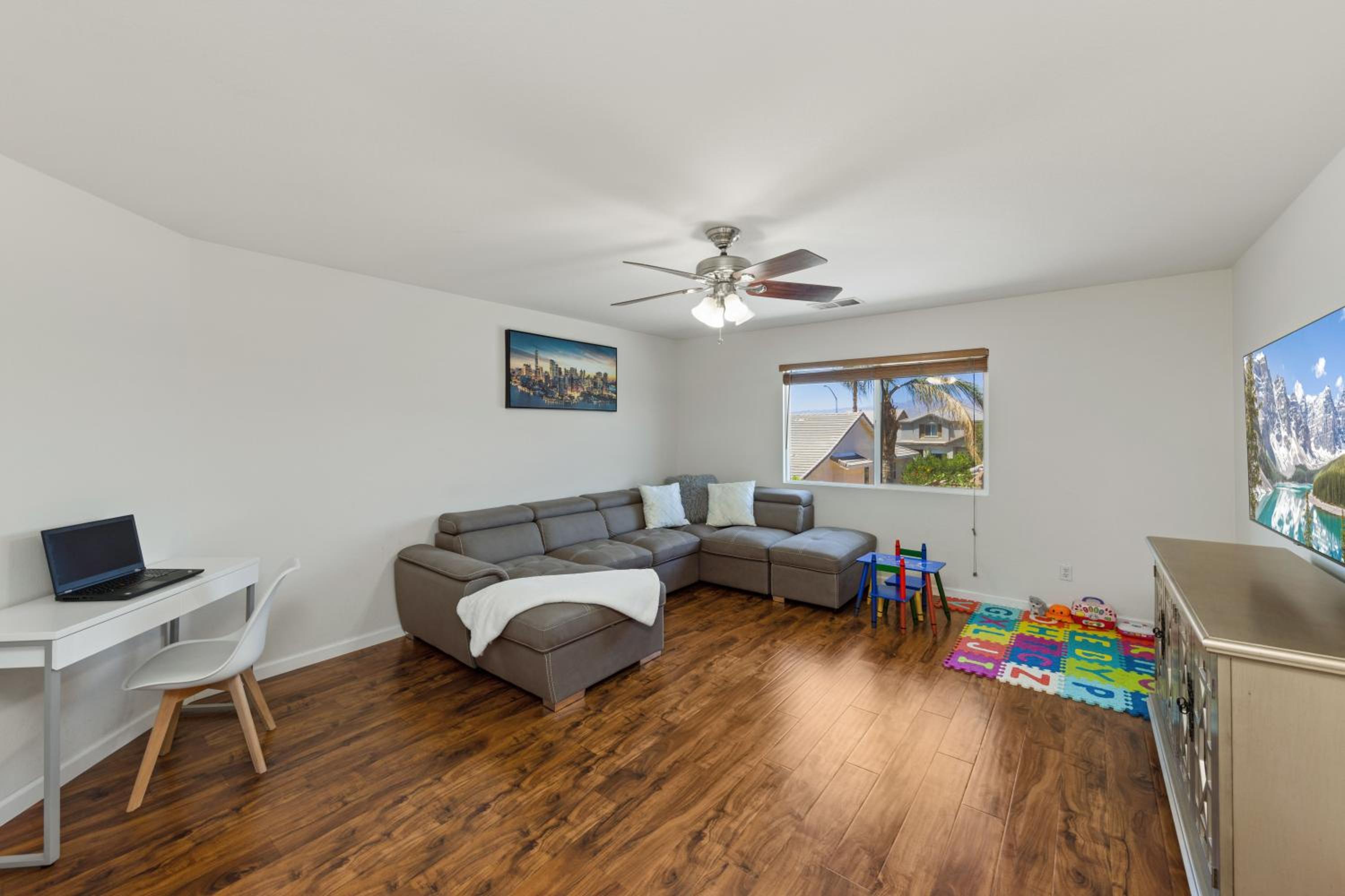 Six-Bedroom House photo 1