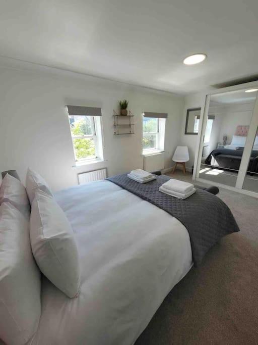 Five-Bedroom House photo 1