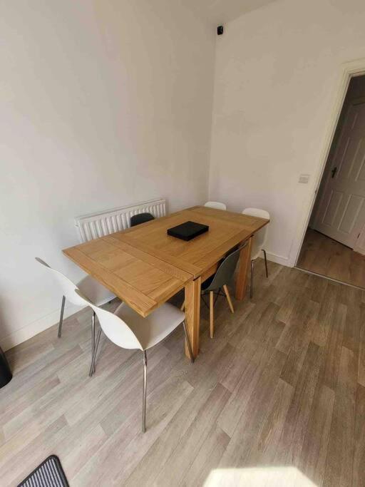 Five-Bedroom House photo 2