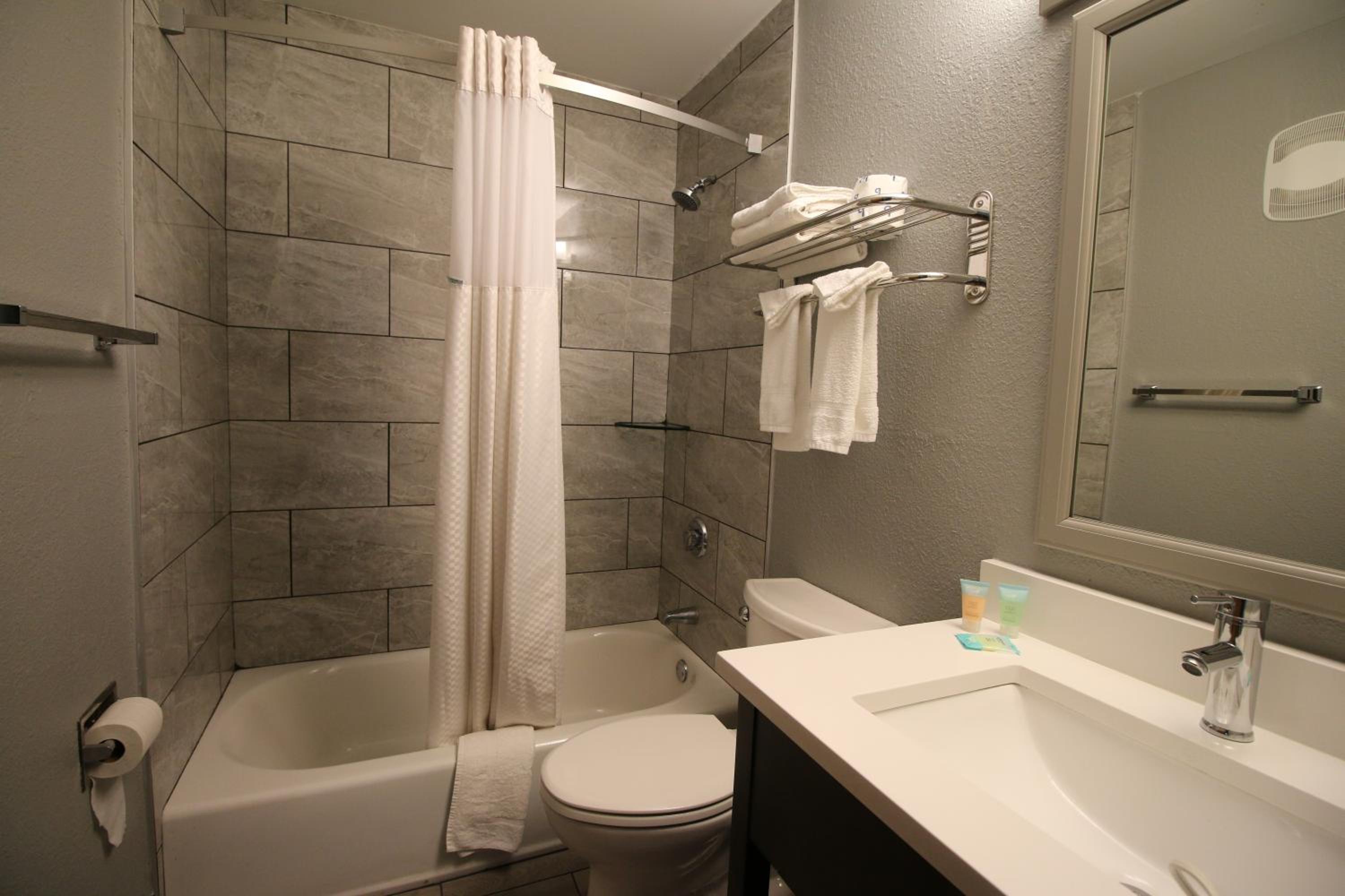 Deluxe King Room - Non-Smoking - Photo 3