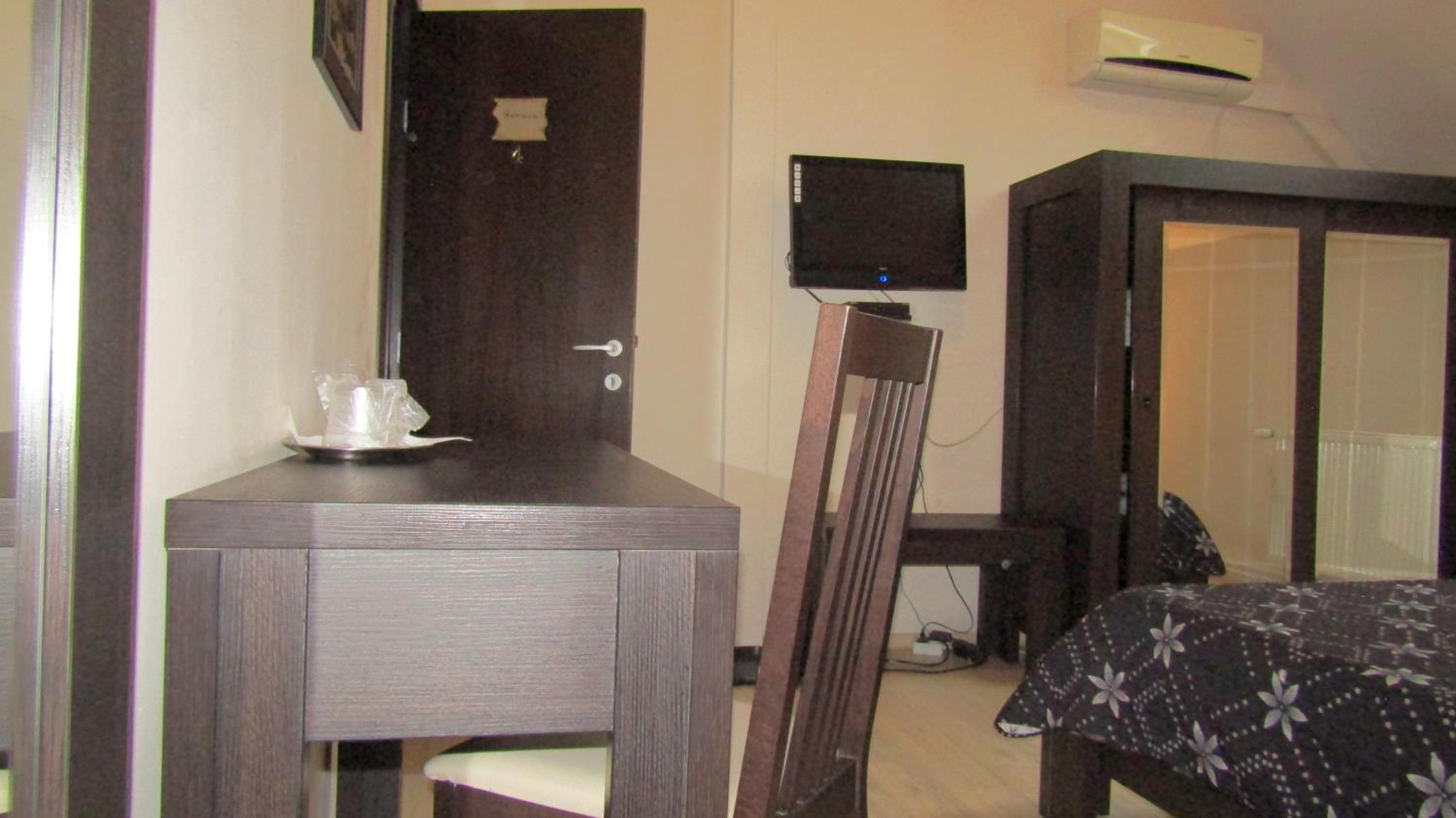 Double or Twin Room - Photo 6