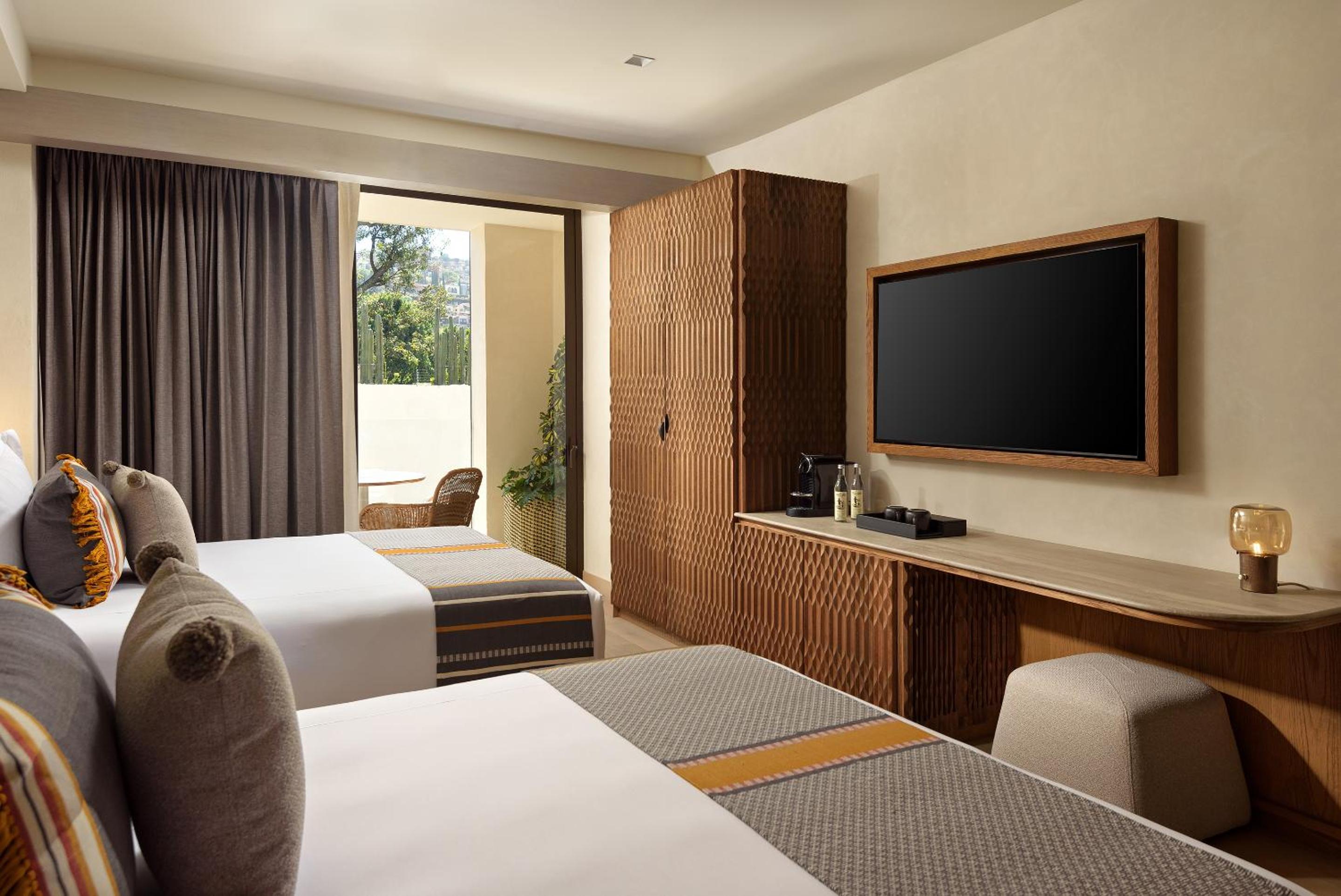 Queen Room with Two Queen Beds - Photo 3