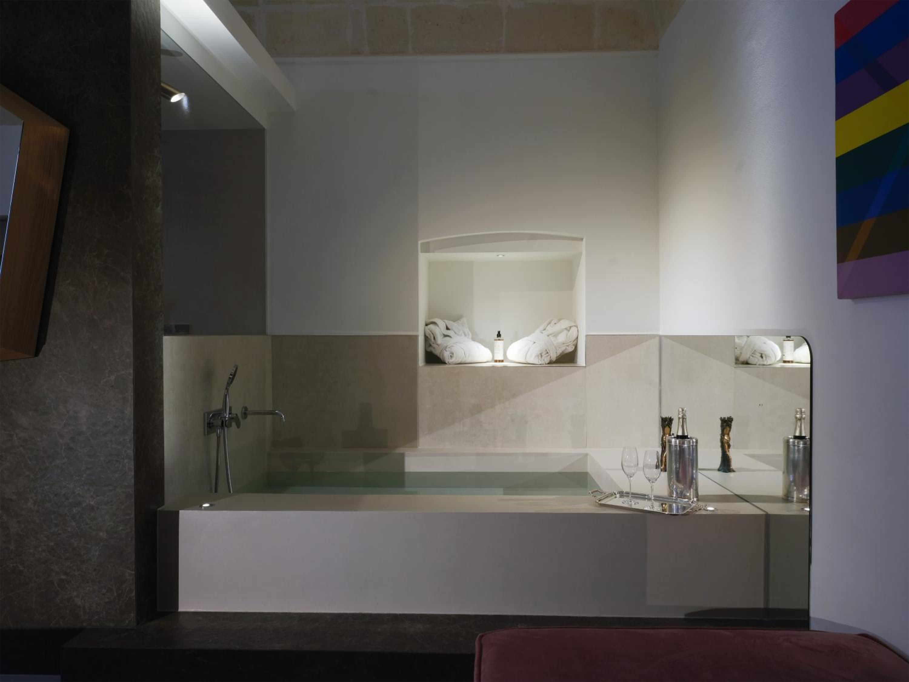 Suite with Tub - Photo 2