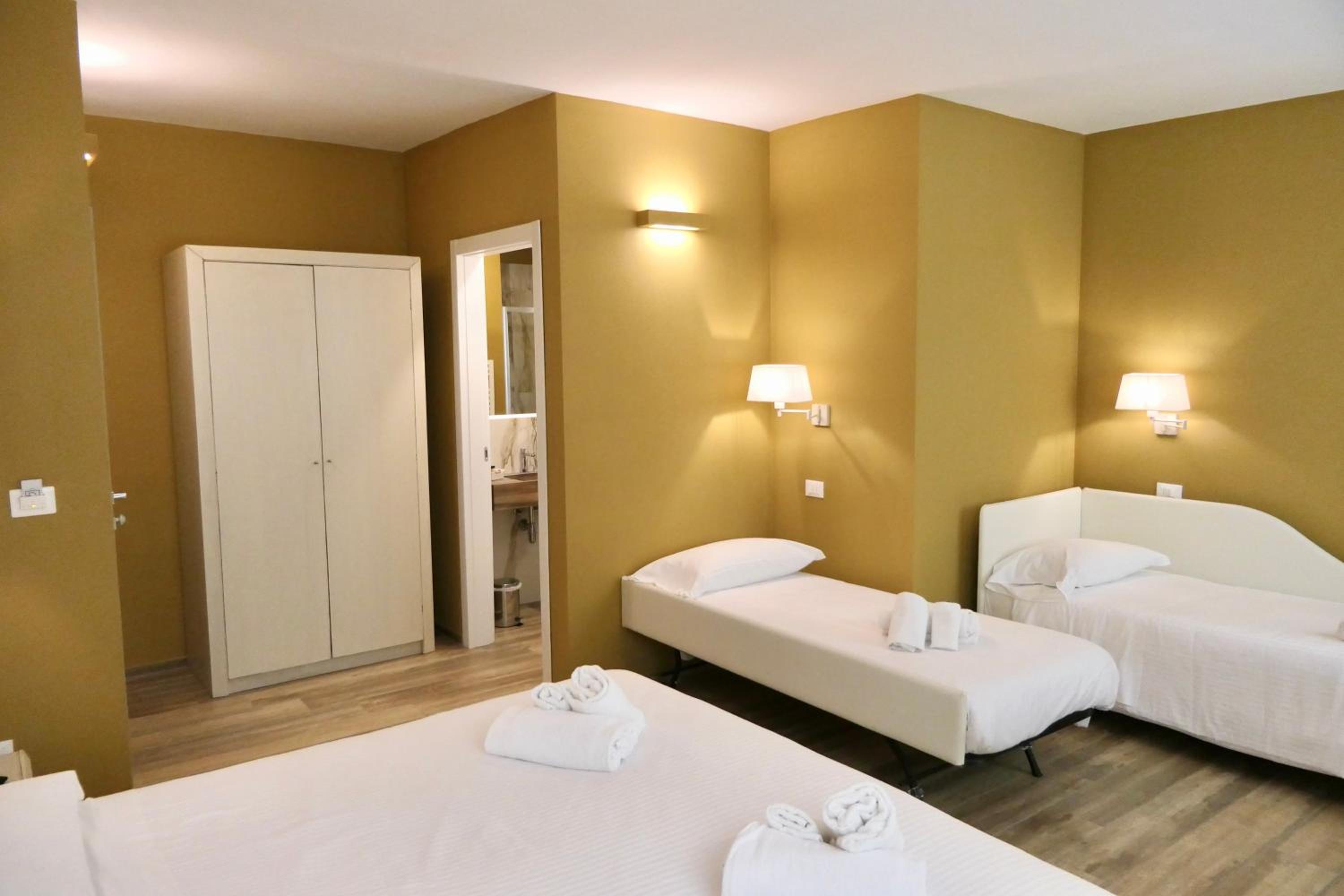 Quadruple Room - Photo 1